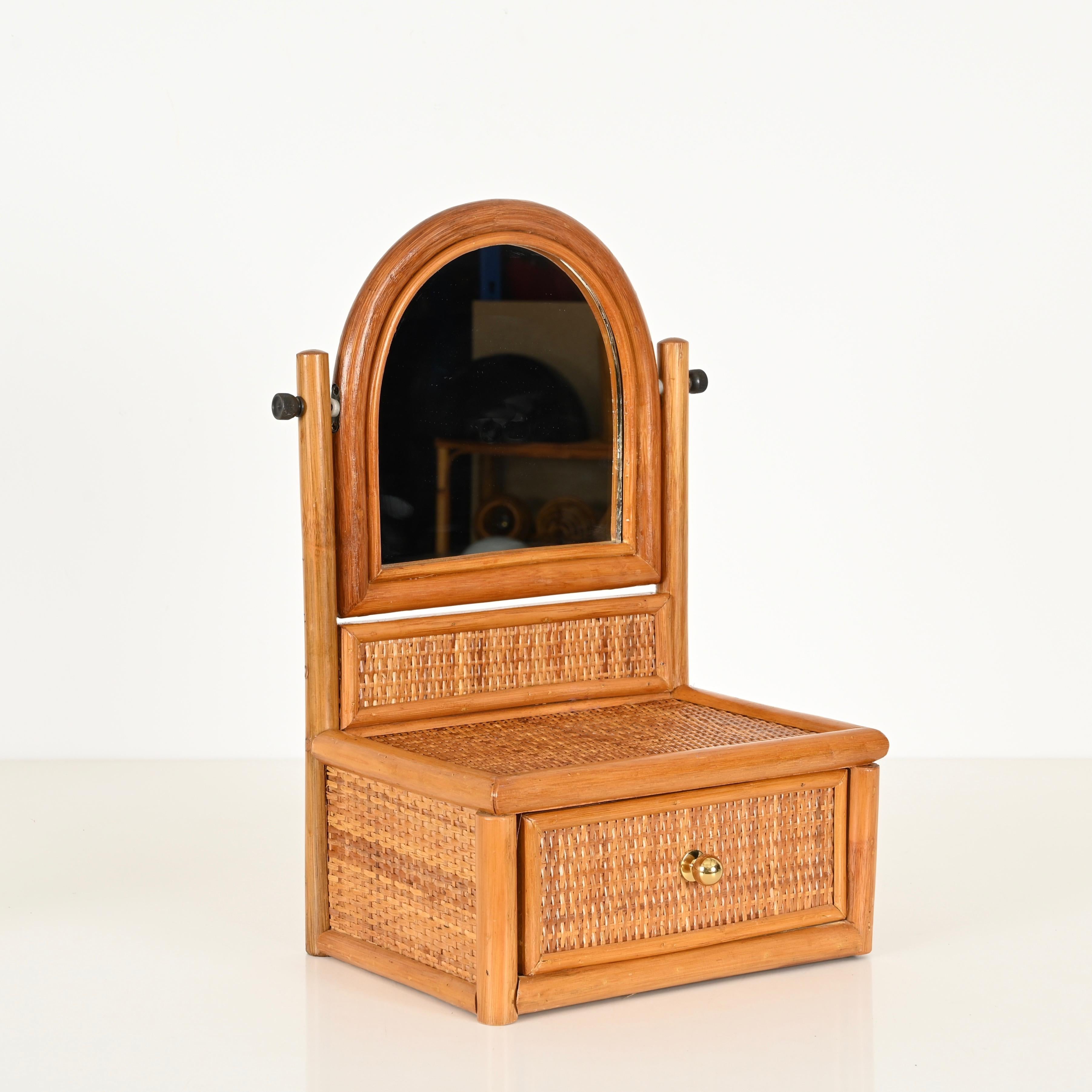 Mid-Century Modern Miroir de table de toilette italien du milieu du siècle en bambou, rotin et laiton, années 1970 en vente