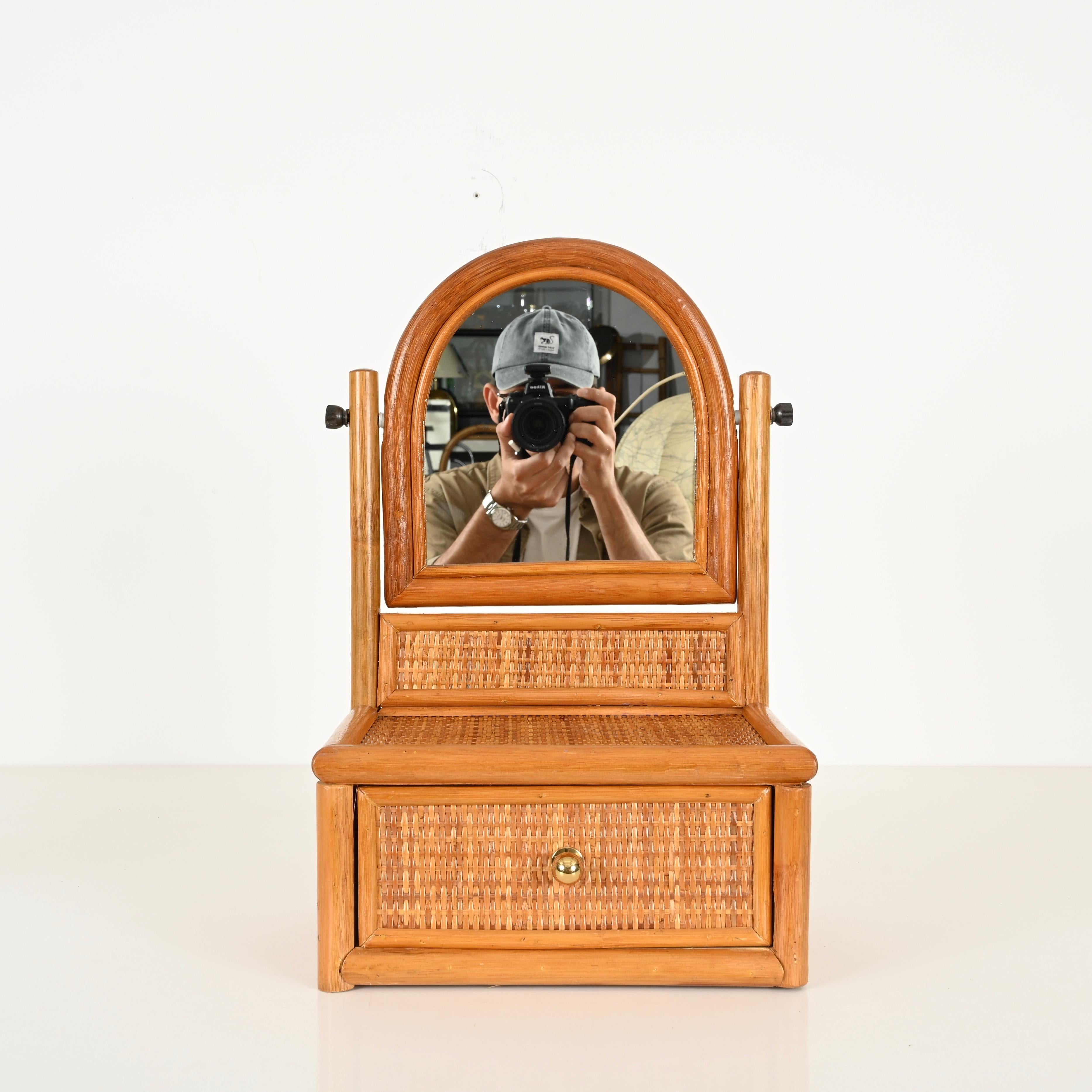Fait main Miroir de table de toilette italien du milieu du siècle en bambou, rotin et laiton, années 1970 en vente