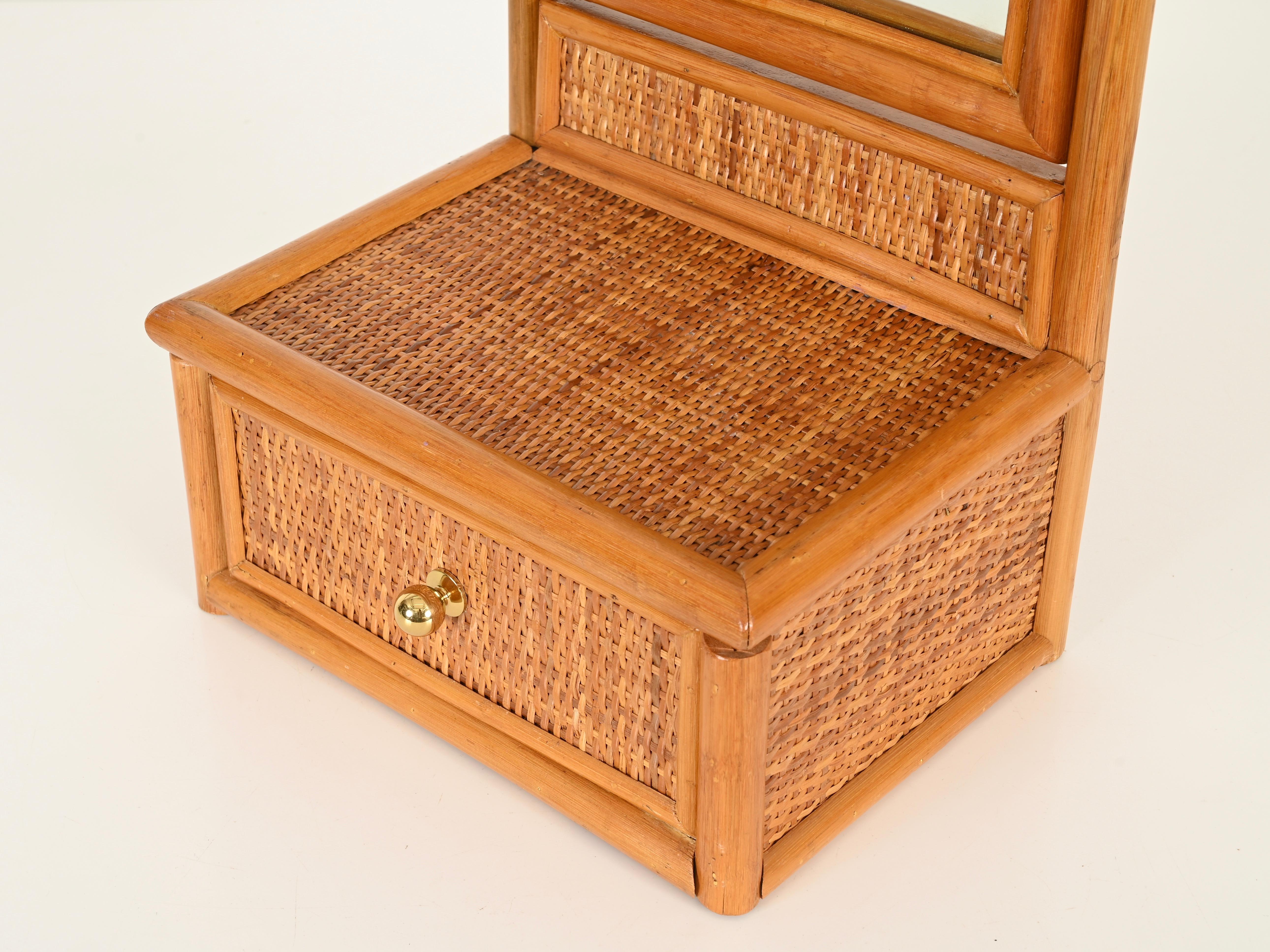 20ième siècle Miroir de table de toilette italien du milieu du siècle en bambou, rotin et laiton, années 1970 en vente