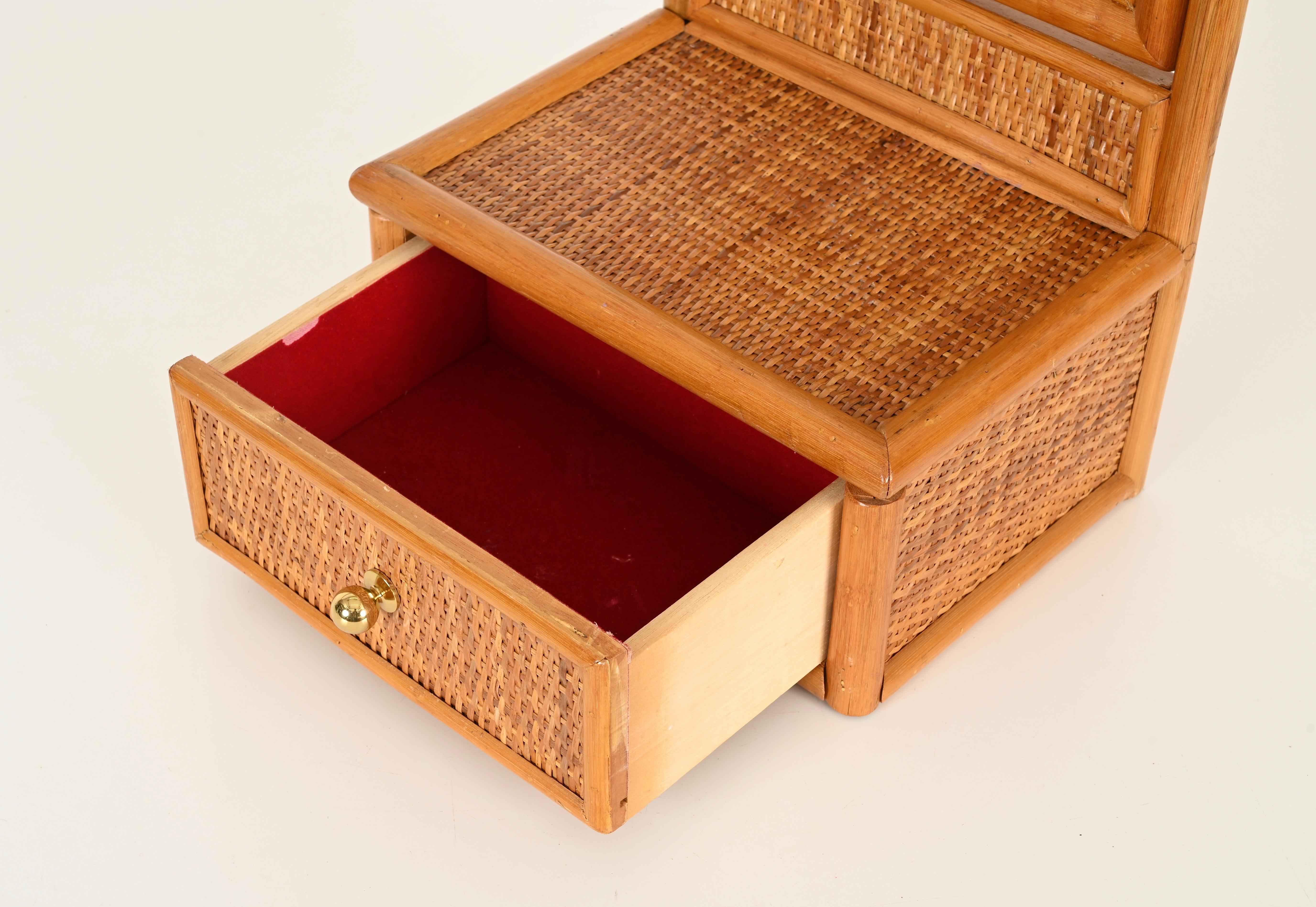 Laiton Miroir de table de toilette italien du milieu du siècle en bambou, rotin et laiton, années 1970 en vente