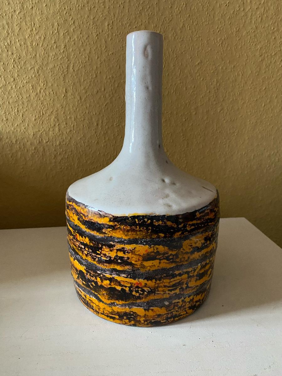 Schöne, grob glasierte Vase in Weiß, Orange und Schwarz aus Italien der 1960er Jahre.