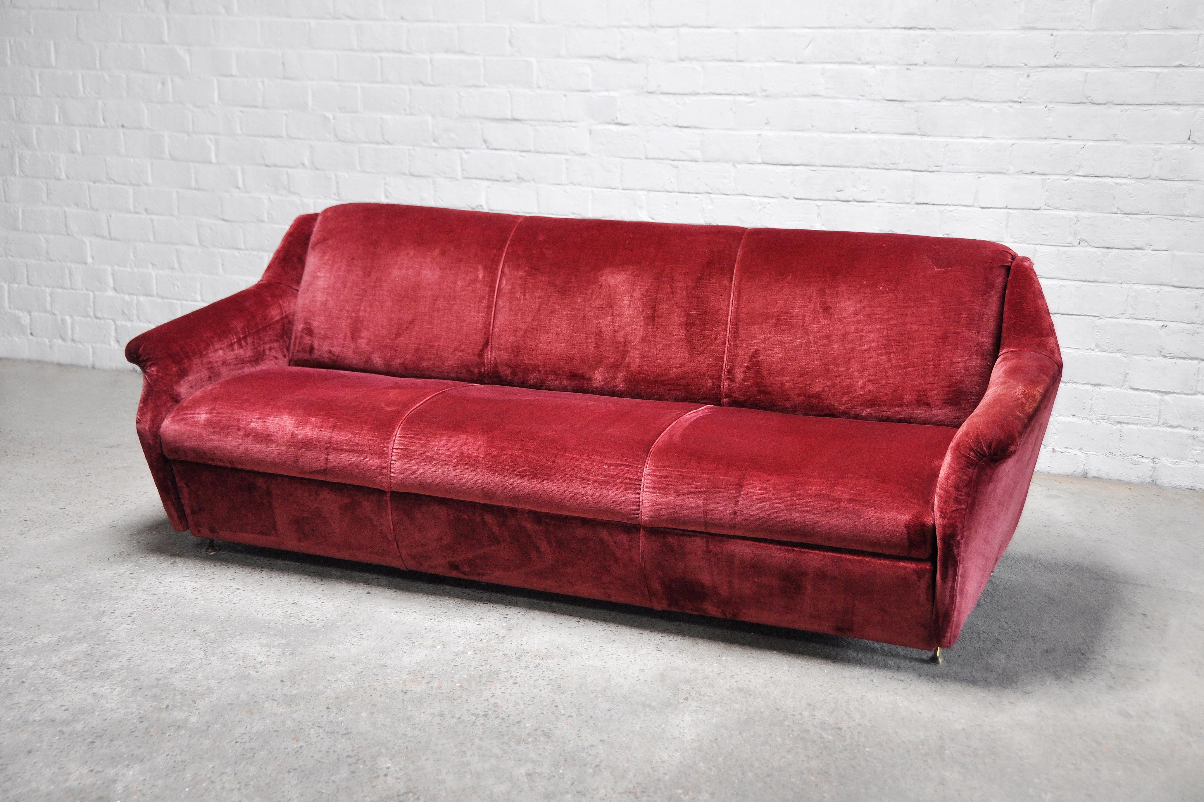 Italienisches 3-Sitzer-Sofa aus der Mitte des Jahrhunderts aus Samt, 1950er Jahre (Mitte des 20. Jahrhunderts) im Angebot