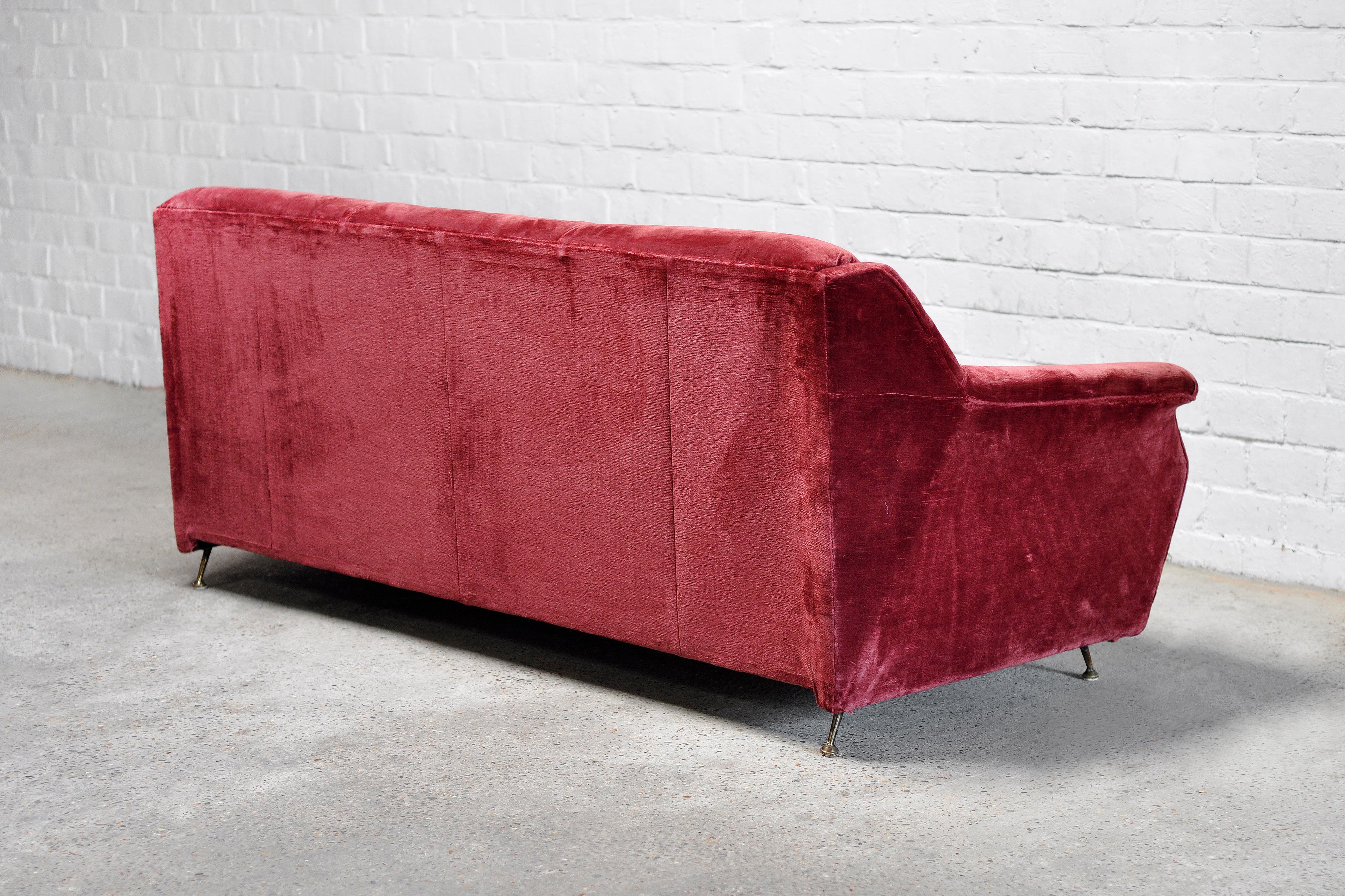 Italienisches 3-Sitzer-Sofa aus der Mitte des Jahrhunderts aus Samt, 1950er Jahre (Messing) im Angebot