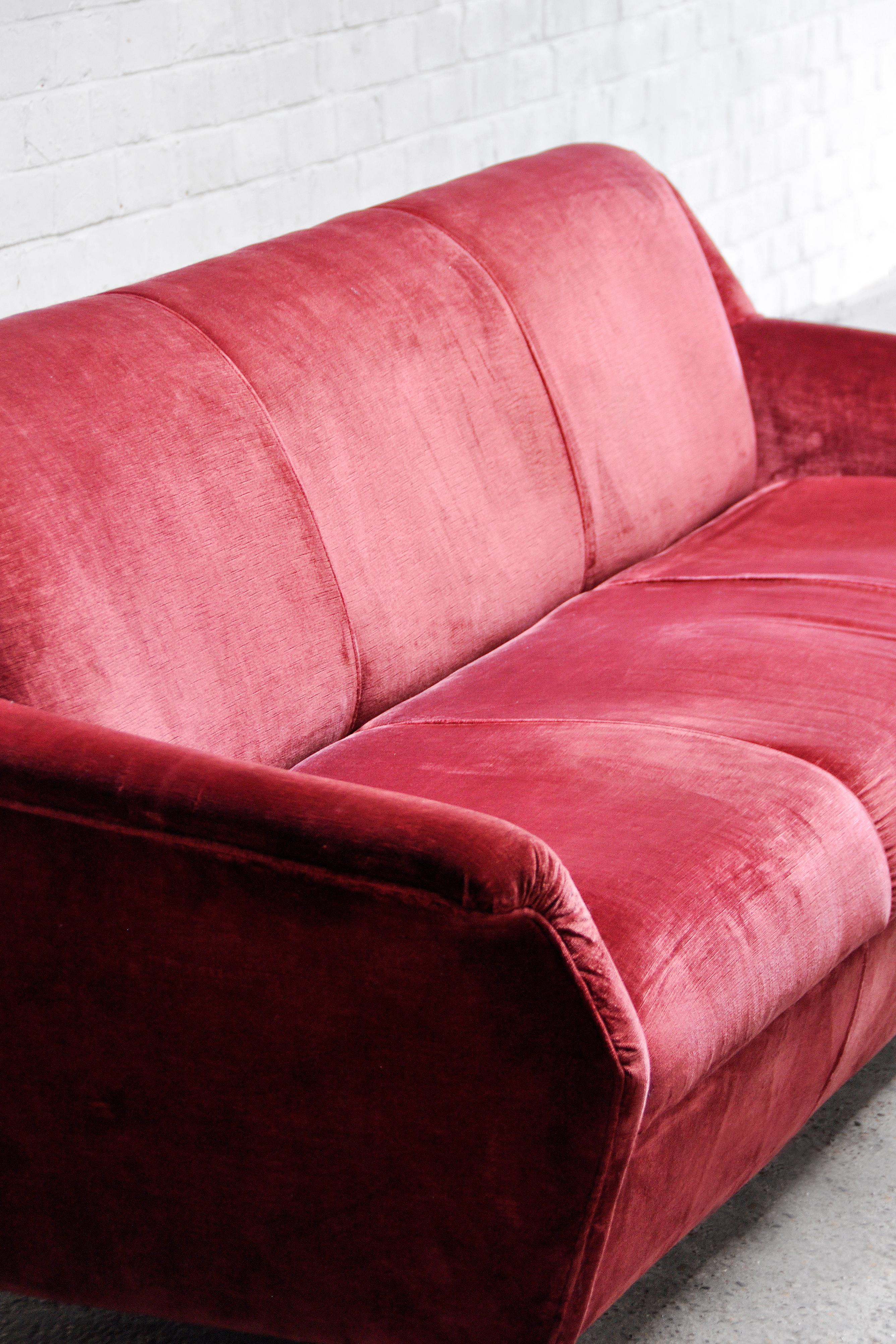 Italienisches 3-Sitzer-Sofa aus der Mitte des Jahrhunderts aus Samt, 1950er Jahre im Angebot 1