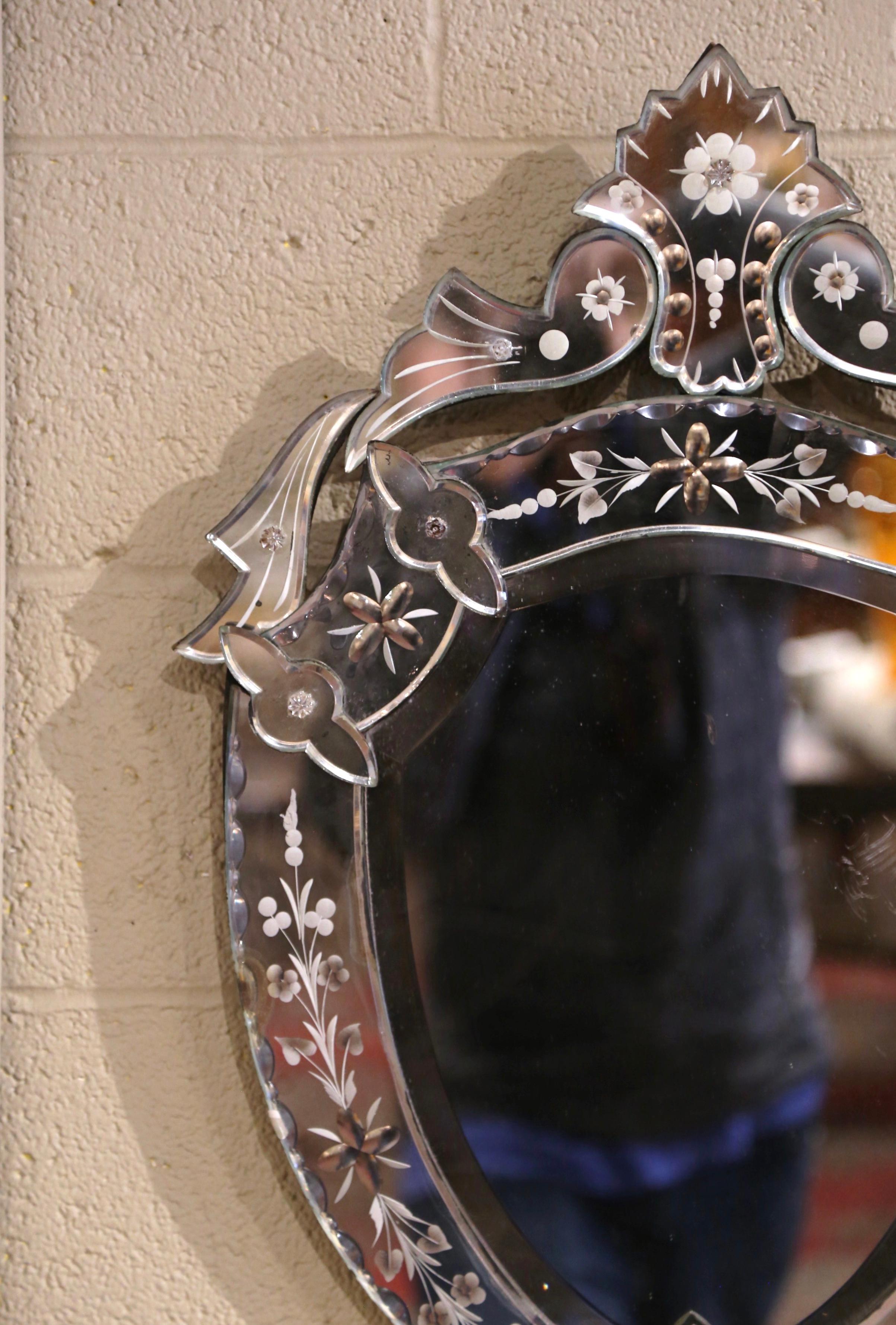 Italienischer venezianischer Spiegel mit abgeschrägtem Schild und gemalter Blumenätzung aus der Mitte des Jahrhunderts (Mercury-Glas) im Angebot