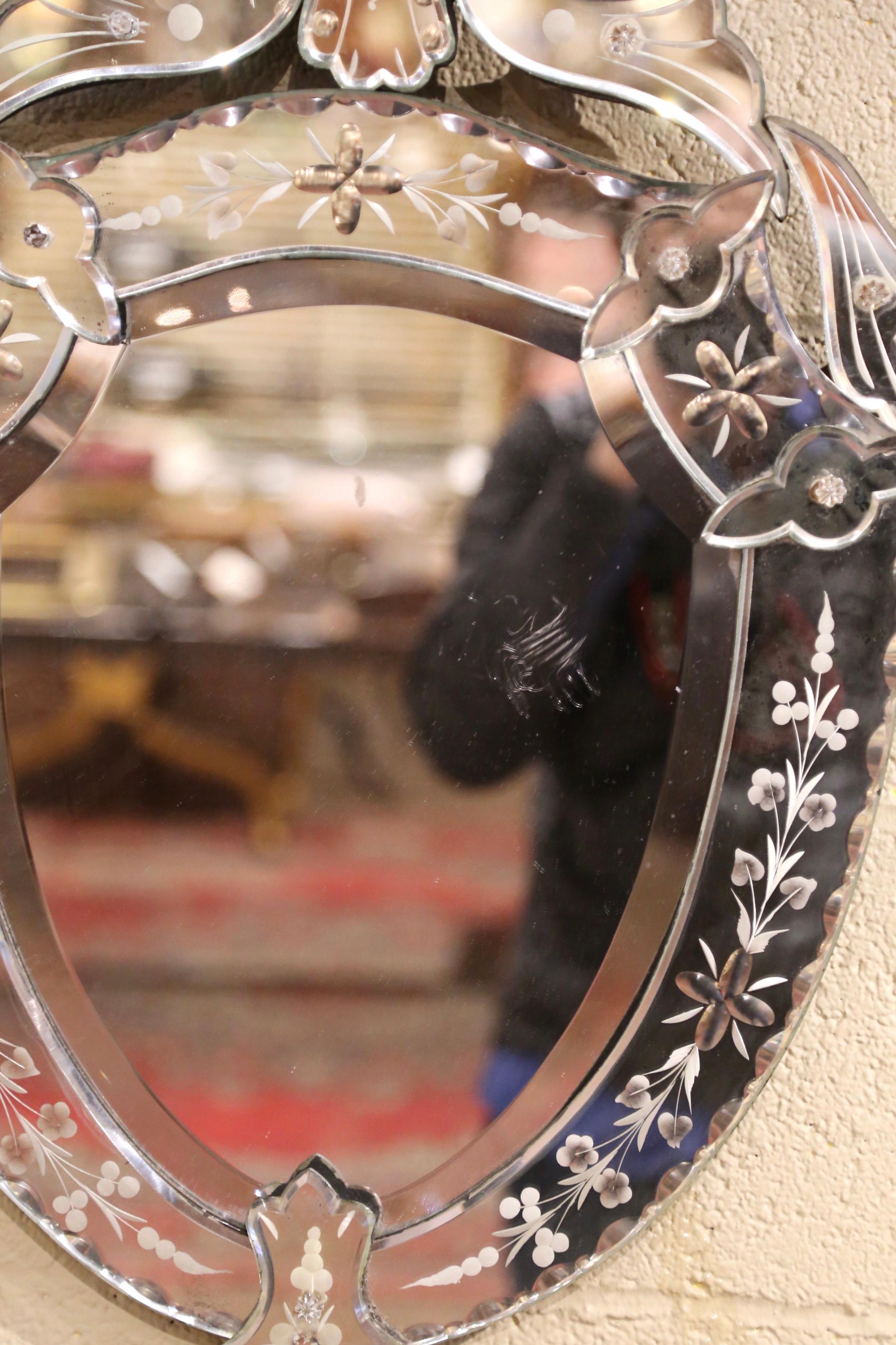 Italienischer venezianischer Spiegel mit abgeschrägtem Schild und gemalter Blumenätzung aus der Mitte des Jahrhunderts im Angebot 2