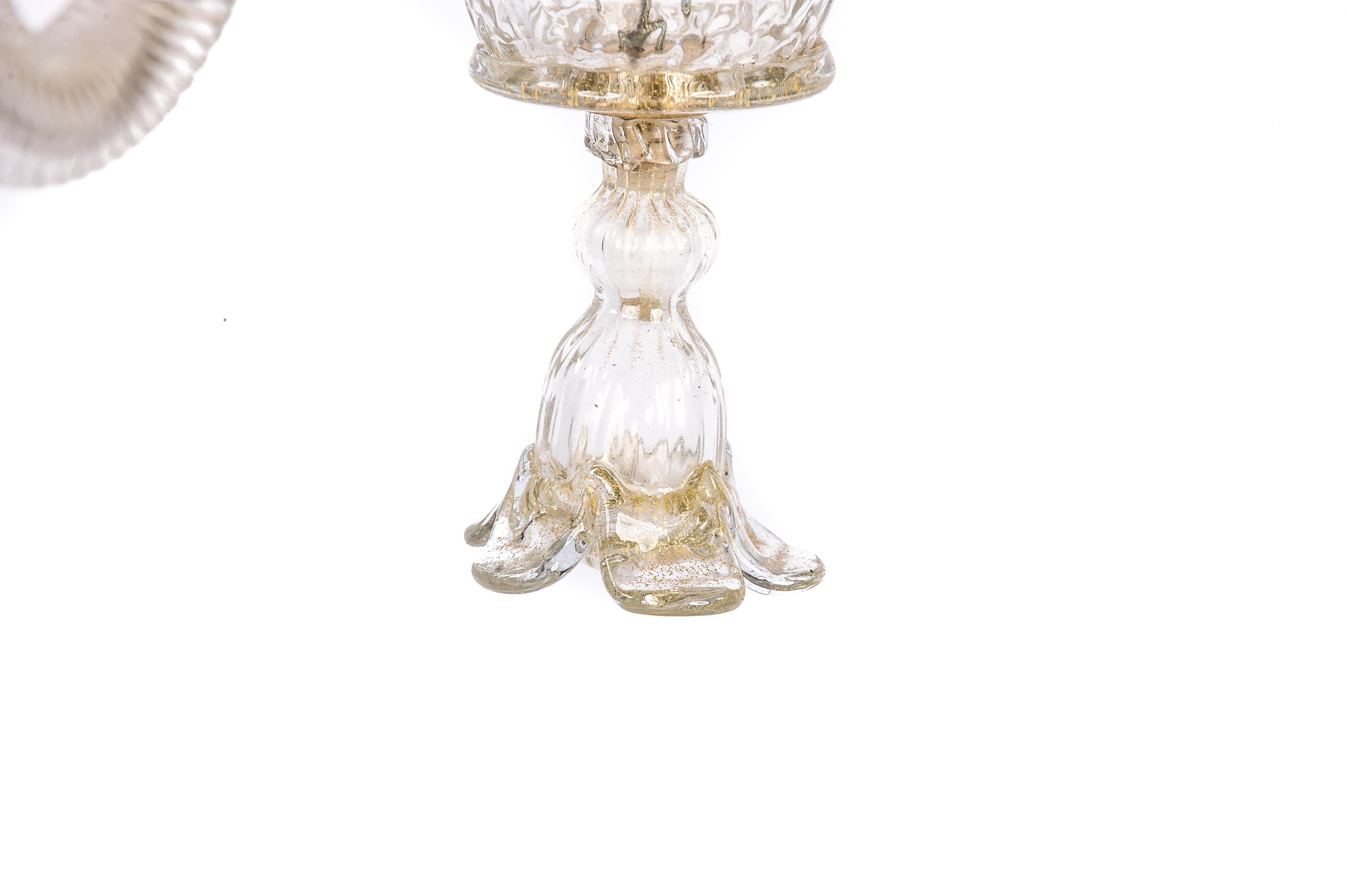 Mid-Century Italian Venetian Chandelier in Blown Murano Glass with Gold Flakes For Sale 4