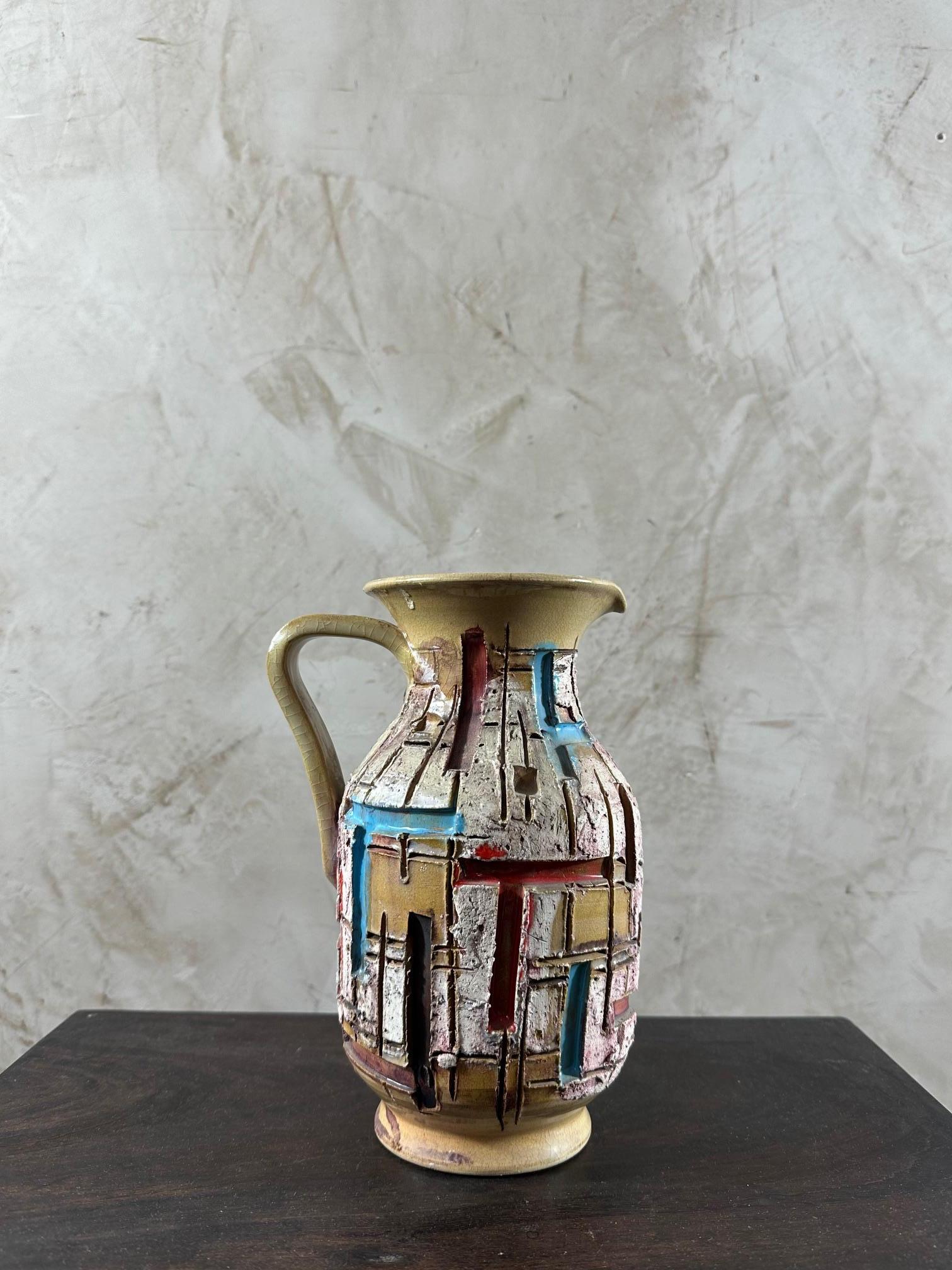 Very nice ceramic pitcher from the 60s with Italian inspiration.
Beautiful graphic decor in blue and red.
Unsigned. Very good condition.