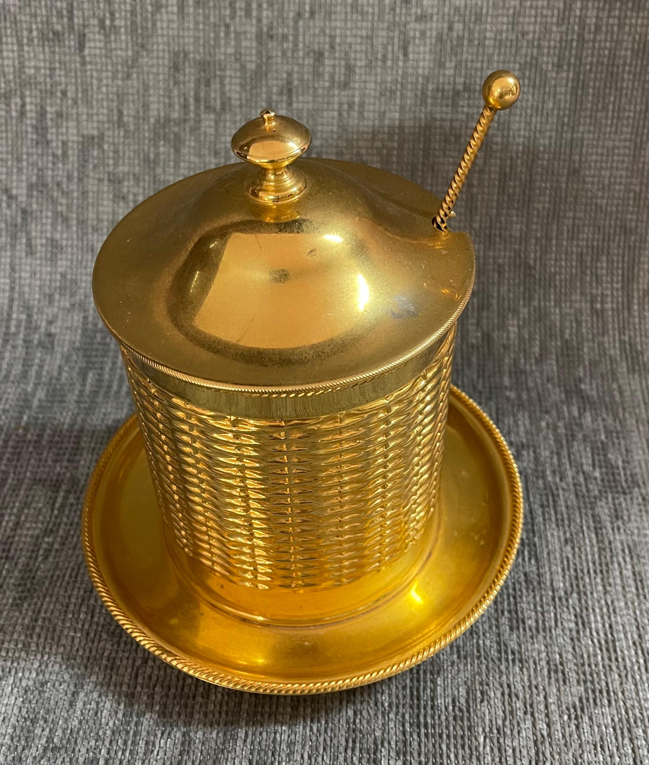 Tarro de queso dorado vintage italiano 
Preciosa y elegante quesera de metal dorado en oro puro. 
Se compone de cuatro elementos: un recipiente con un prestigioso moleteado, un vaso soplado a mano, una tapa y una hermosa cuchara con mango en forma