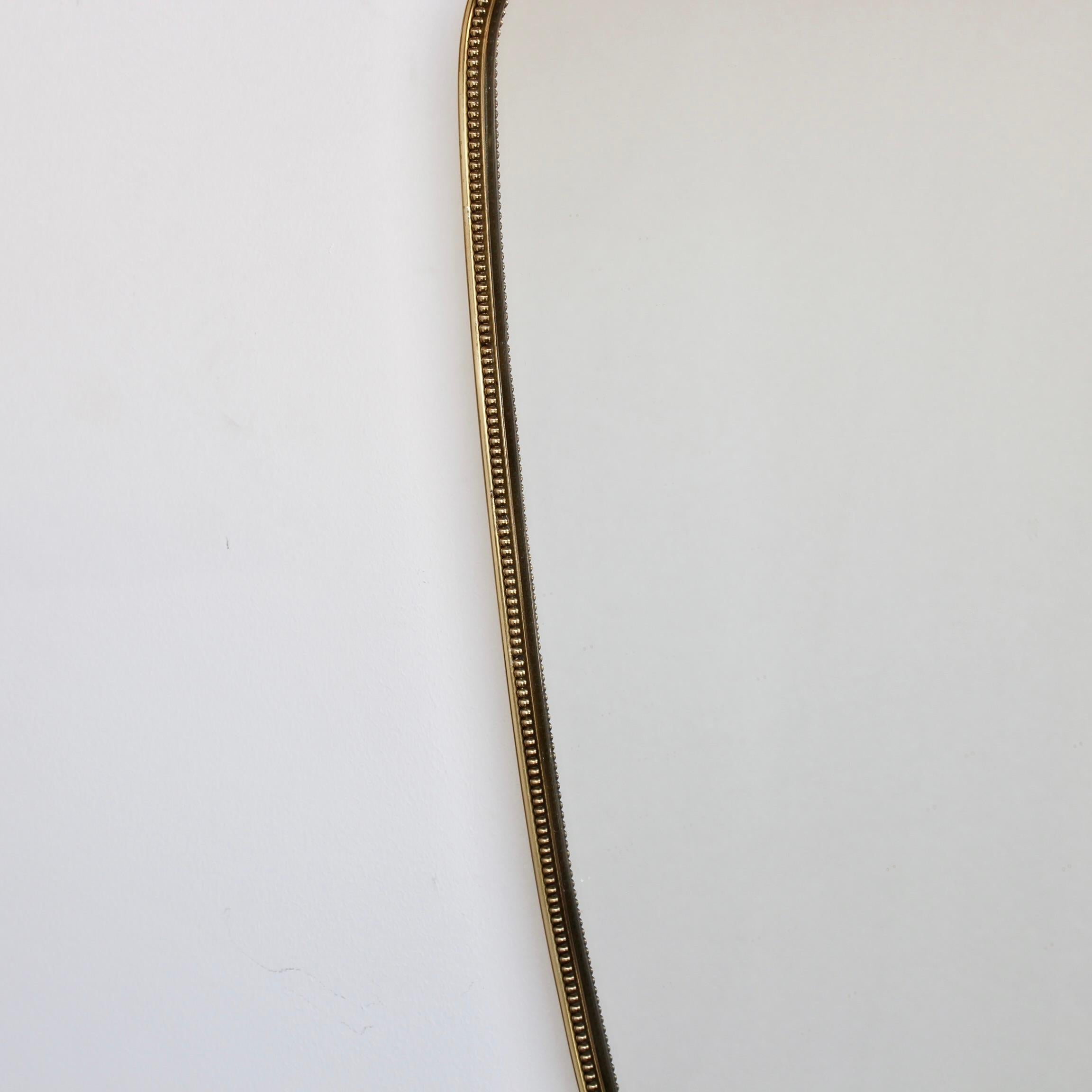 Italienischer Wandspiegel aus der Mitte des Jahrhunderts mit Messingrahmen und Sicken (ca. 1960er Jahre) im Angebot 5