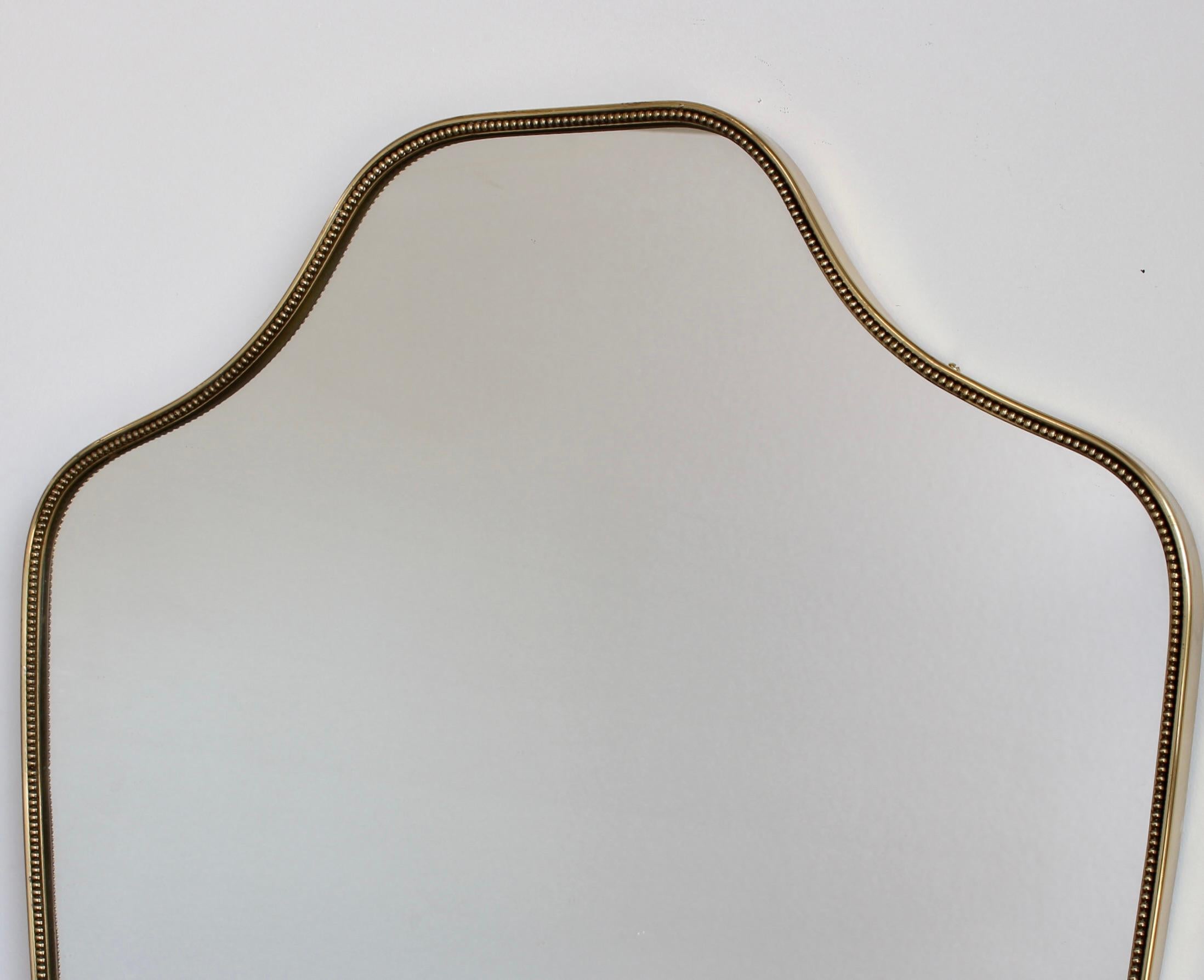 Italienischer Wandspiegel aus der Mitte des Jahrhunderts mit Messingrahmen und Sicken (ca. 1960er Jahre) (Moderne der Mitte des Jahrhunderts) im Angebot