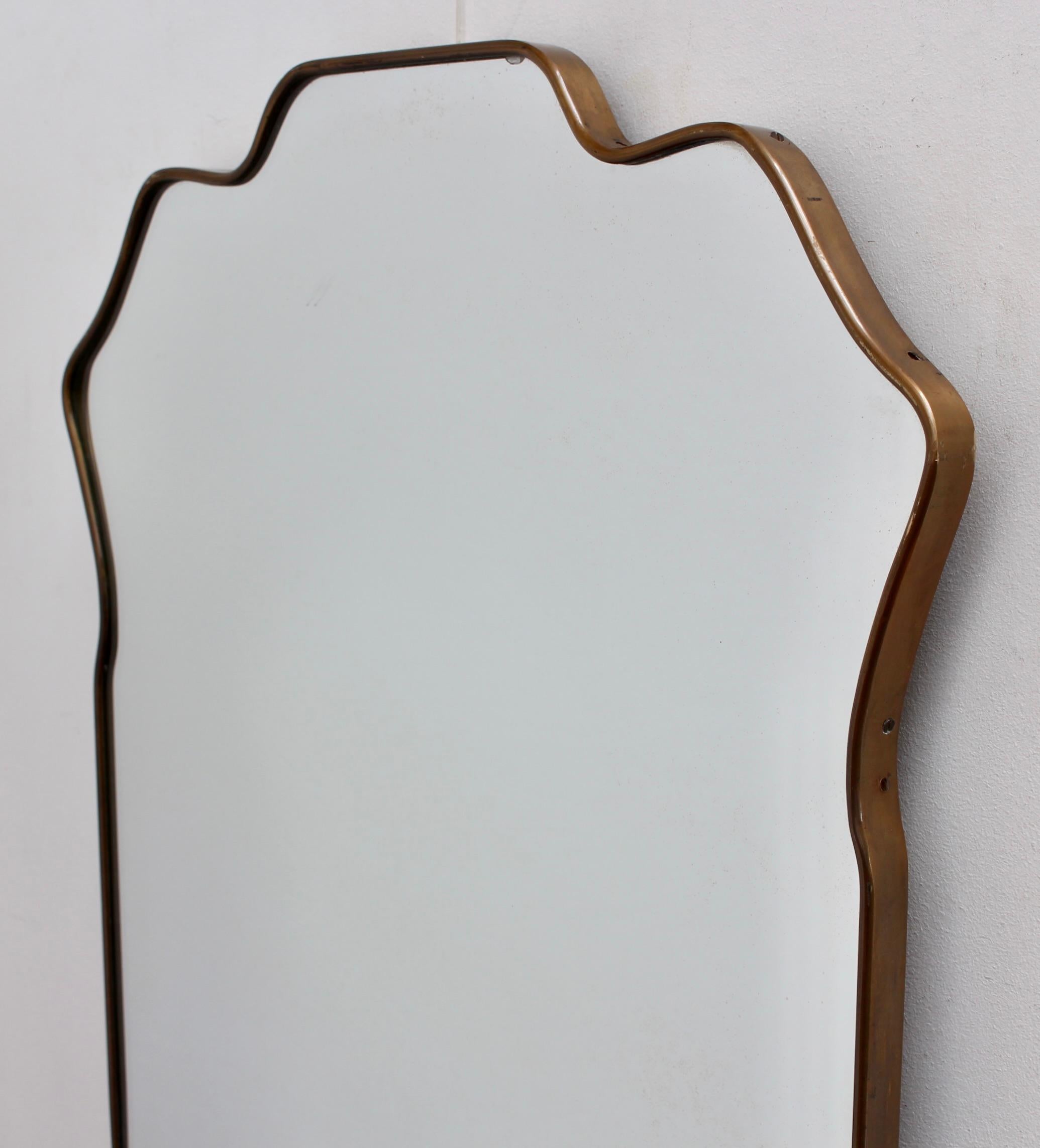 Specchio da parete italiano di metà secolo con cornice in ottone (circa anni '50) in vendita 5