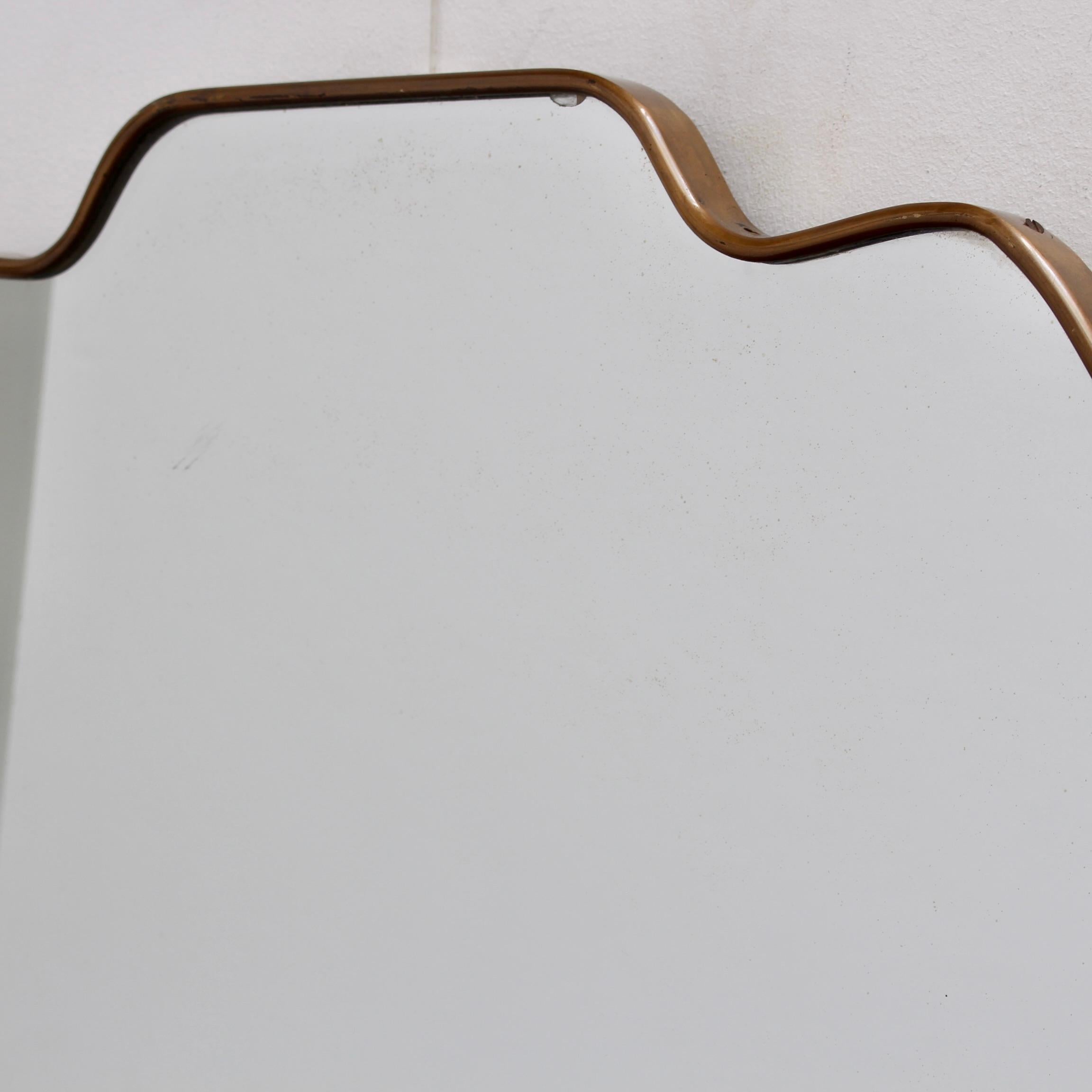 Specchio da parete italiano di metà secolo con cornice in ottone (circa anni '50) in vendita 6