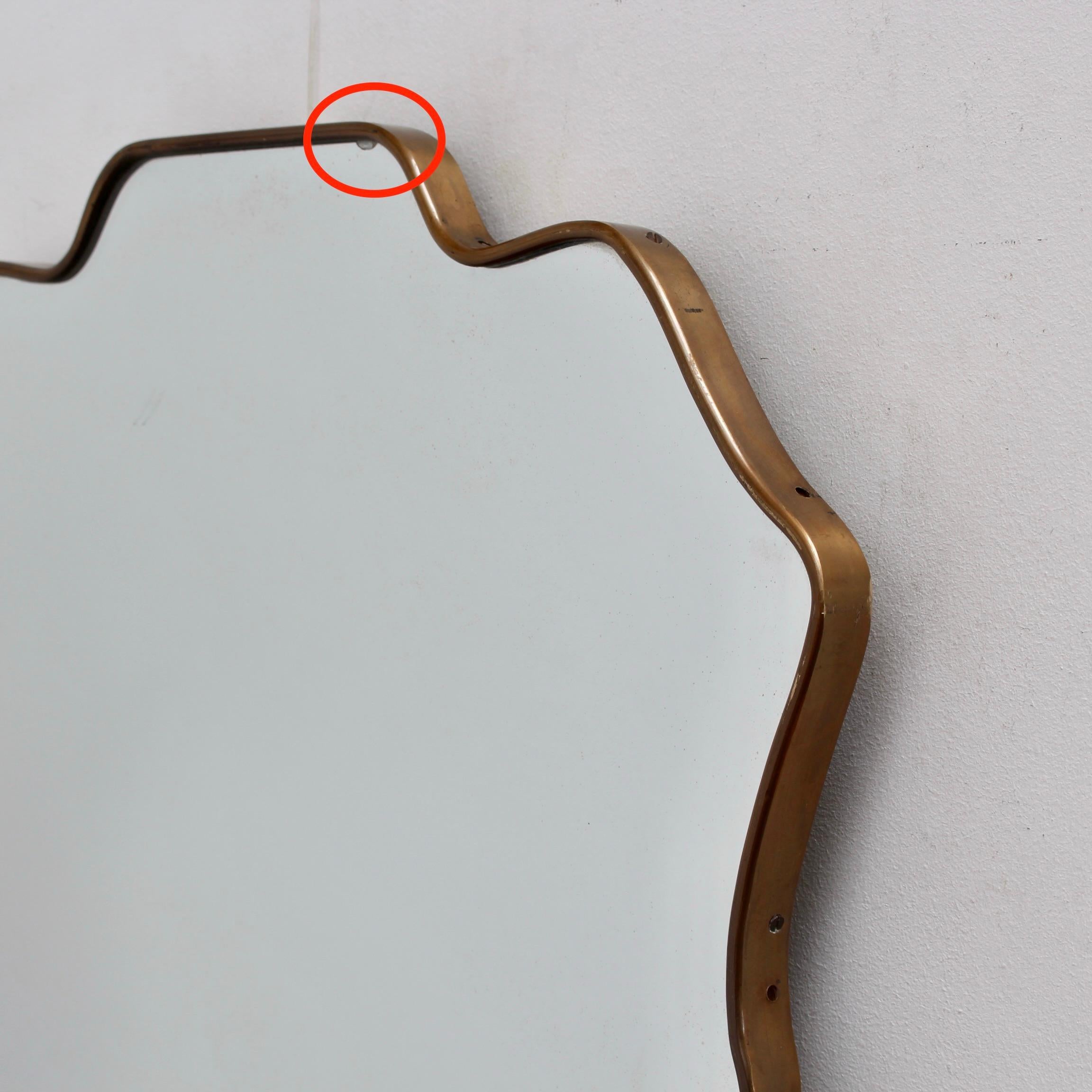 Specchio da parete italiano di metà secolo con cornice in ottone (circa anni '50) in vendita 8