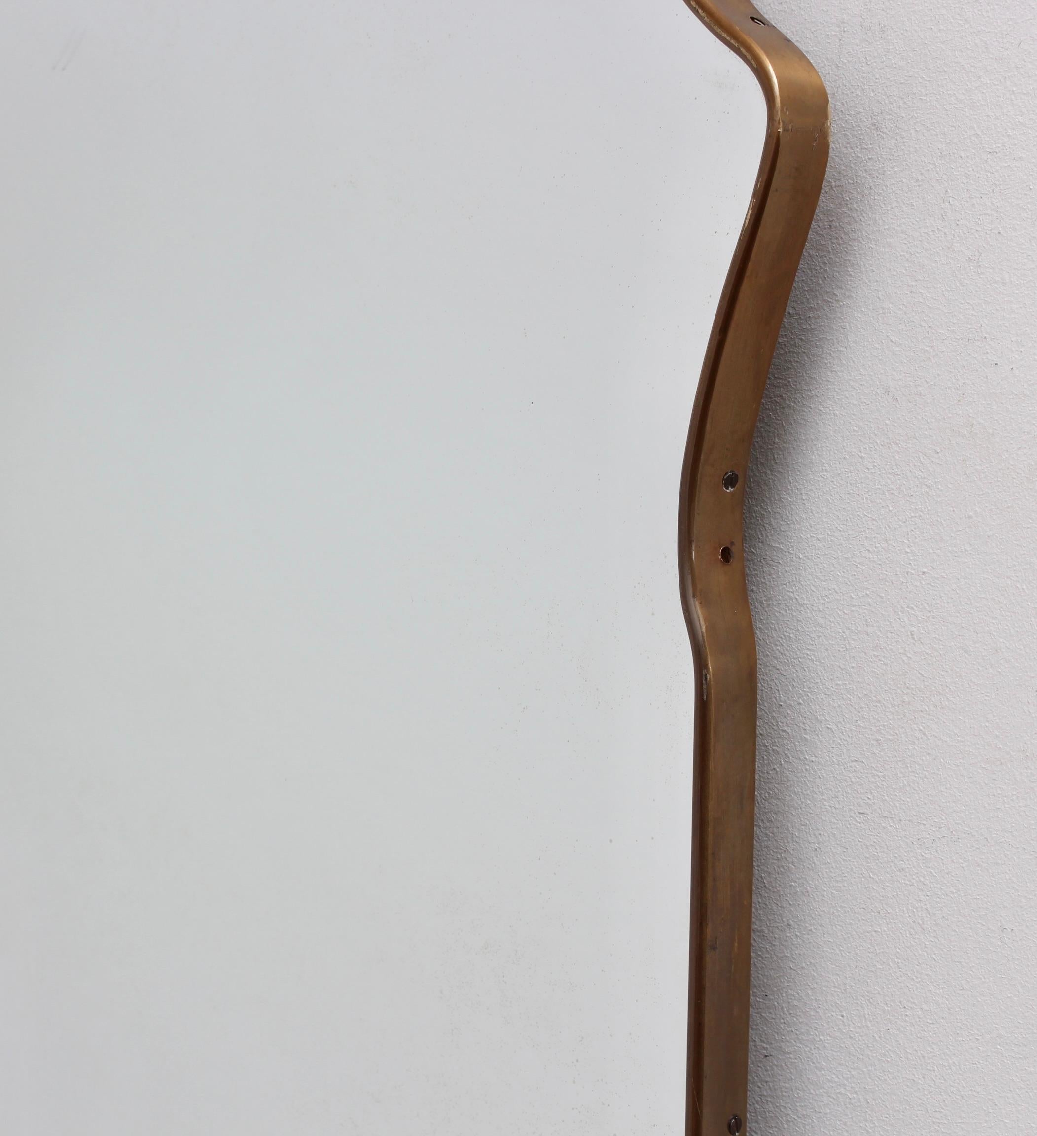 Specchio da parete italiano di metà secolo con cornice in ottone (circa anni '50) in vendita 9