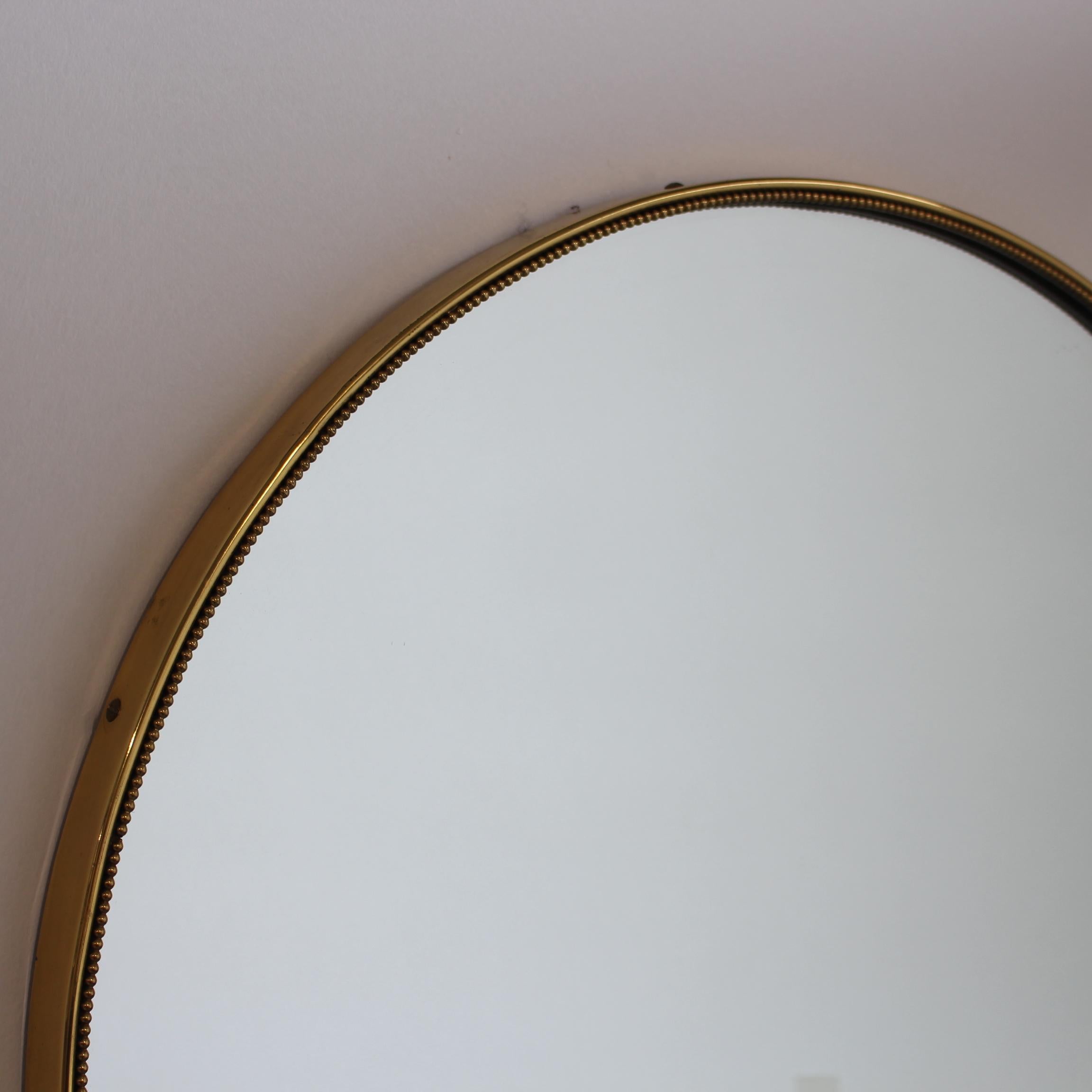 Mid-Century Modern Miroir mural italien du mi-siècle moderne avec cadre en laiton (vers les années 1950) en vente