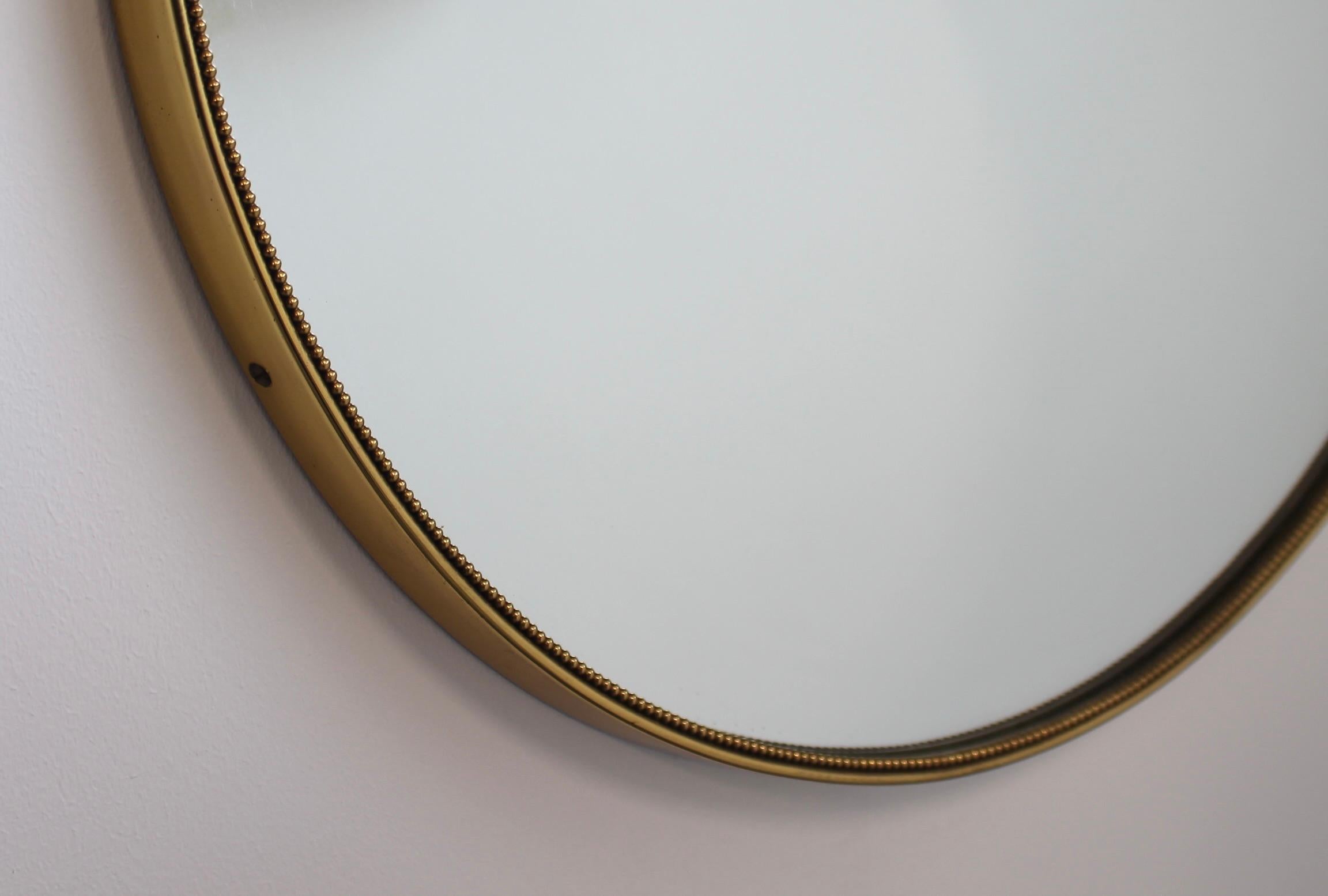 Milieu du XXe siècle Miroir mural italien du mi-siècle moderne avec cadre en laiton (vers les années 1950) en vente
