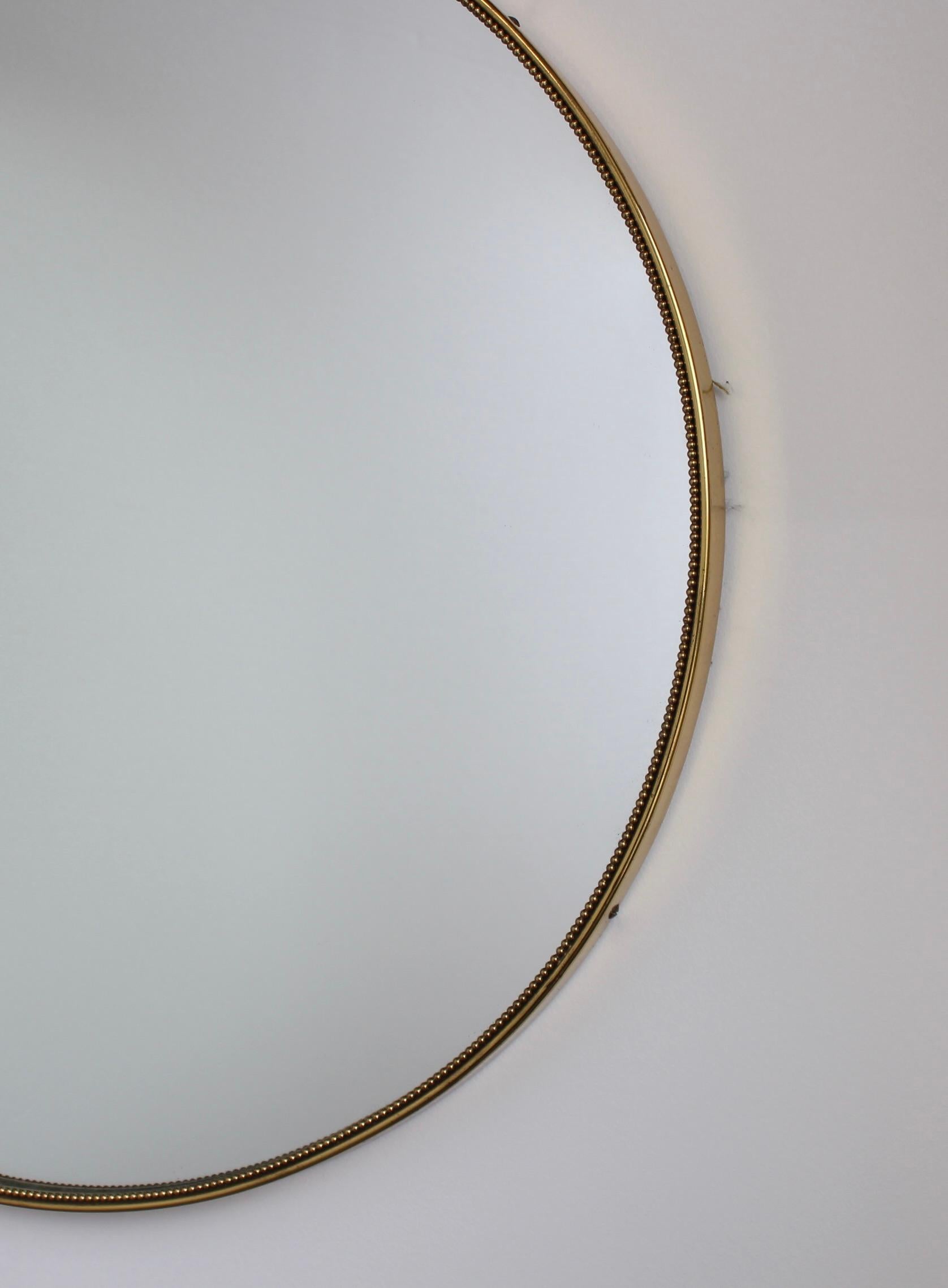 Miroir mural italien du mi-siècle moderne avec cadre en laiton (vers les années 1950) en vente 1