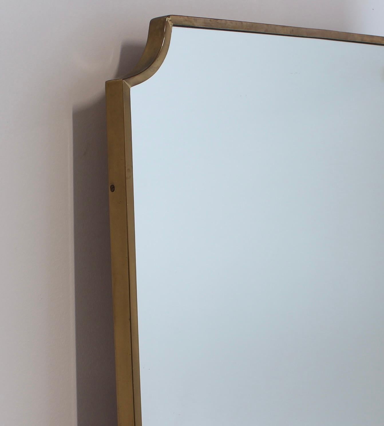 Mid-Century moderno Specchio da parete italiano di metà secolo con cornice in ottone (circa anni '1960) in vendita