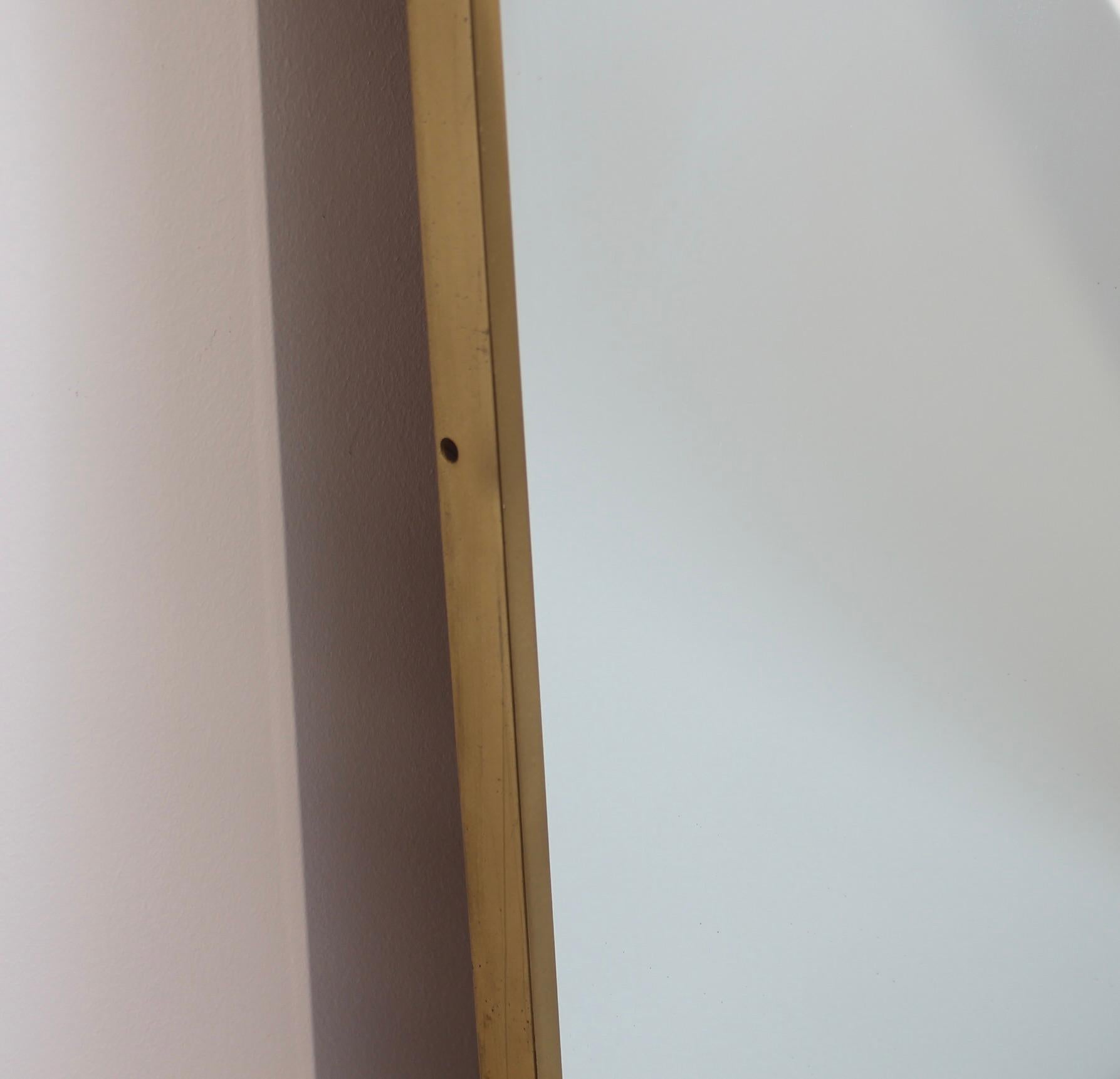 Specchio da parete italiano di metà secolo con cornice in ottone (circa anni '1960) In condizioni buone in vendita a London, GB