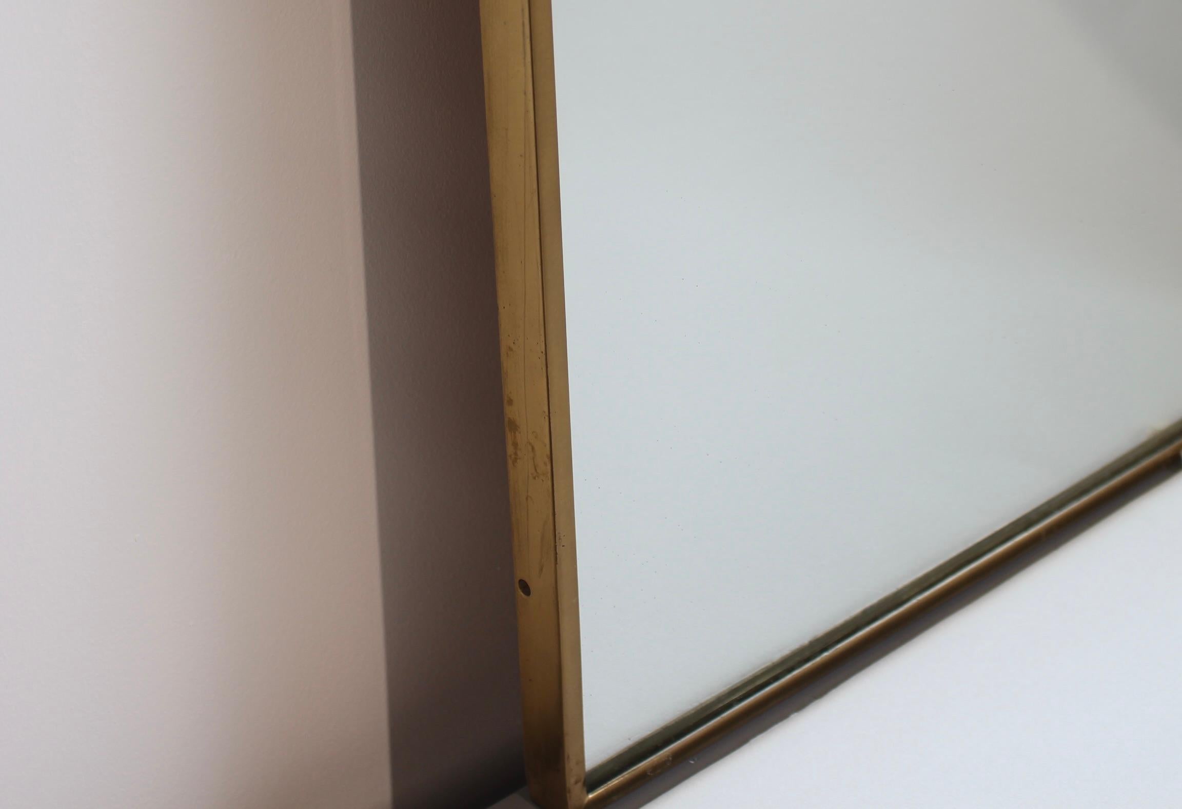 Metà XX secolo Specchio da parete italiano di metà secolo con cornice in ottone (circa anni '1960) in vendita
