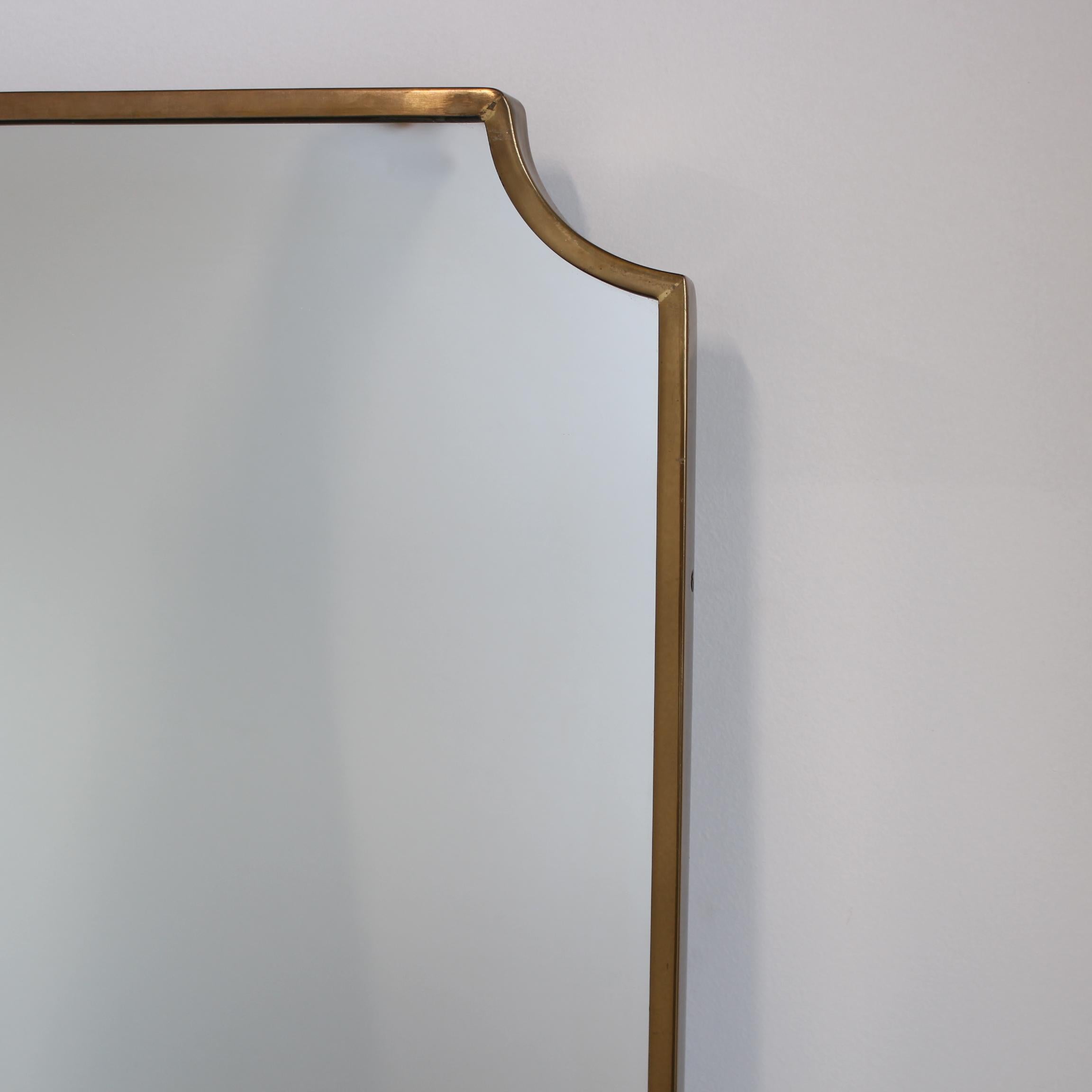 Ottone Specchio da parete italiano di metà secolo con cornice in ottone (circa anni '1960) in vendita