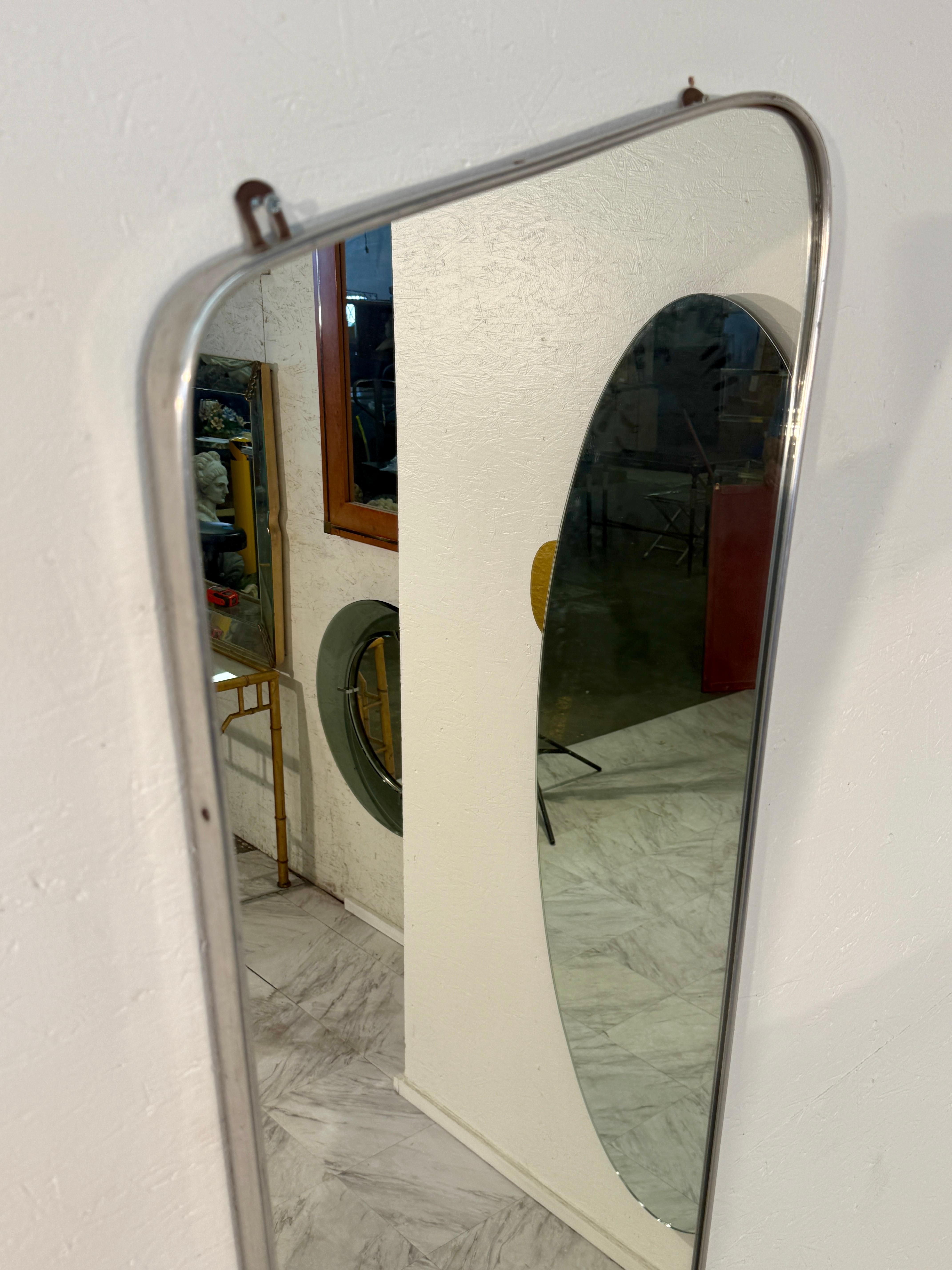 Mid-Century Modern Miroir mural italien du milieu du siècle avec cadre chromé, années 1960 en vente