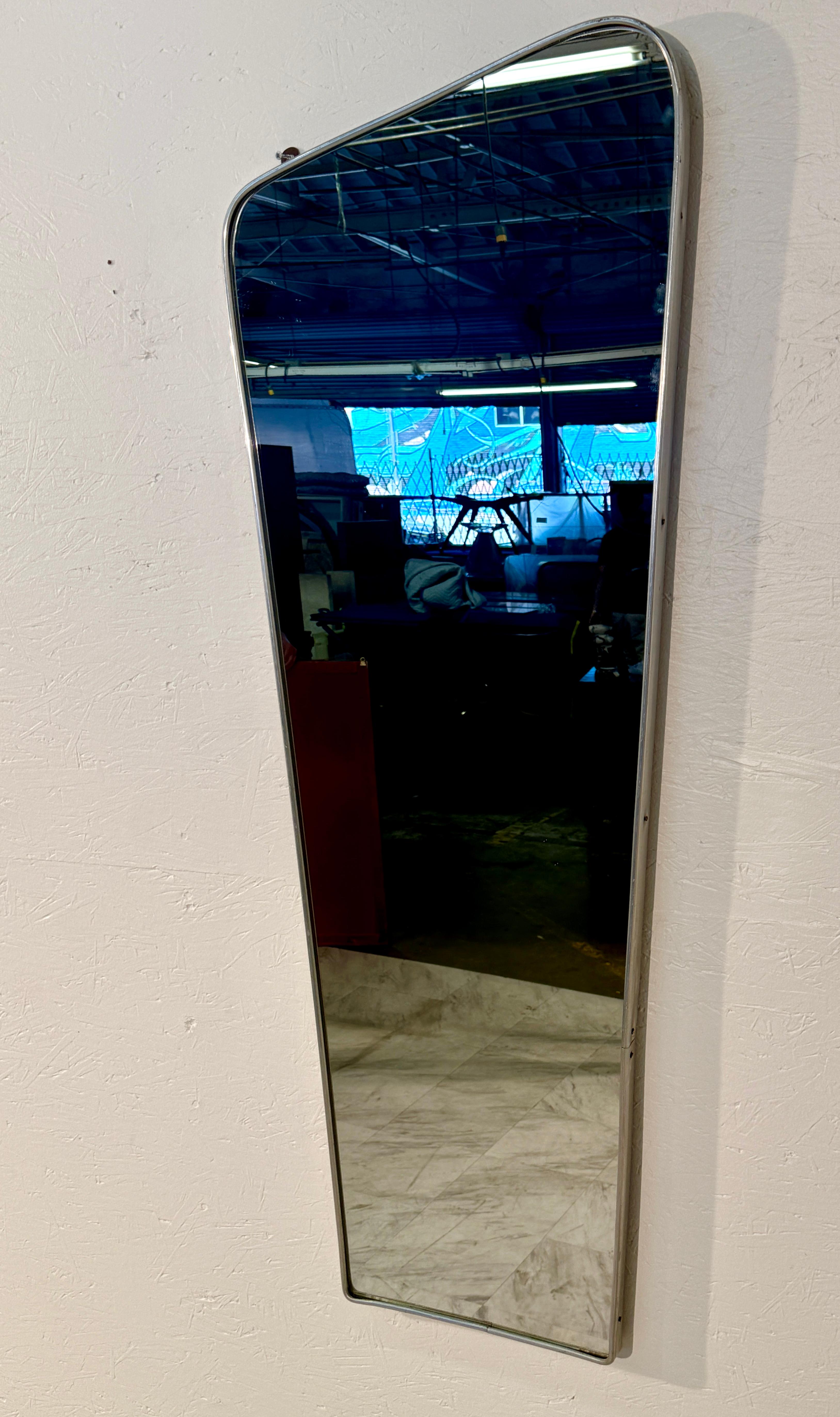 Miroir mural italien du milieu du siècle avec cadre chromé, années 1960 en vente 1