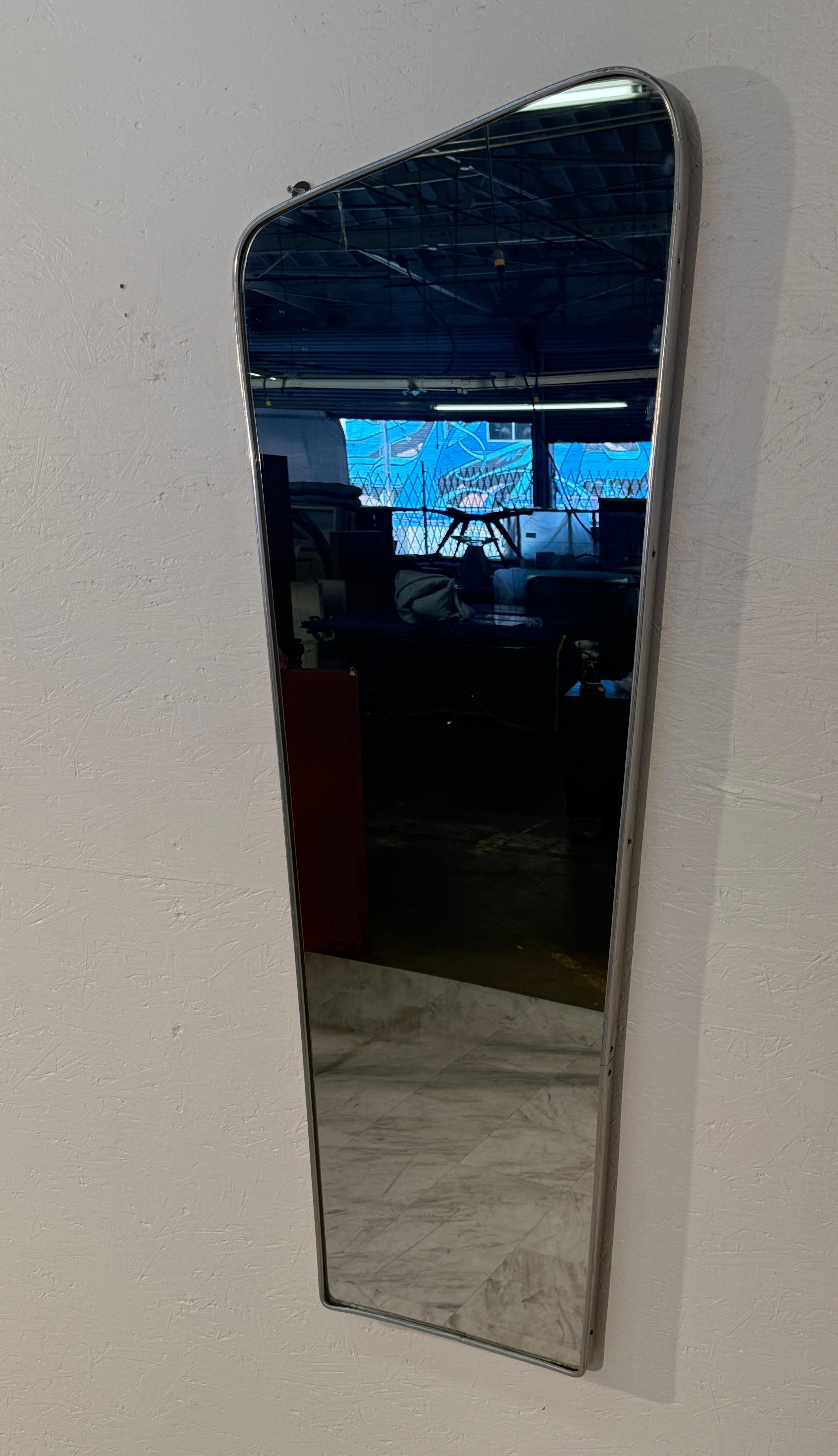 Miroir mural italien du milieu du siècle avec cadre chromé, années 1960 en vente 2
