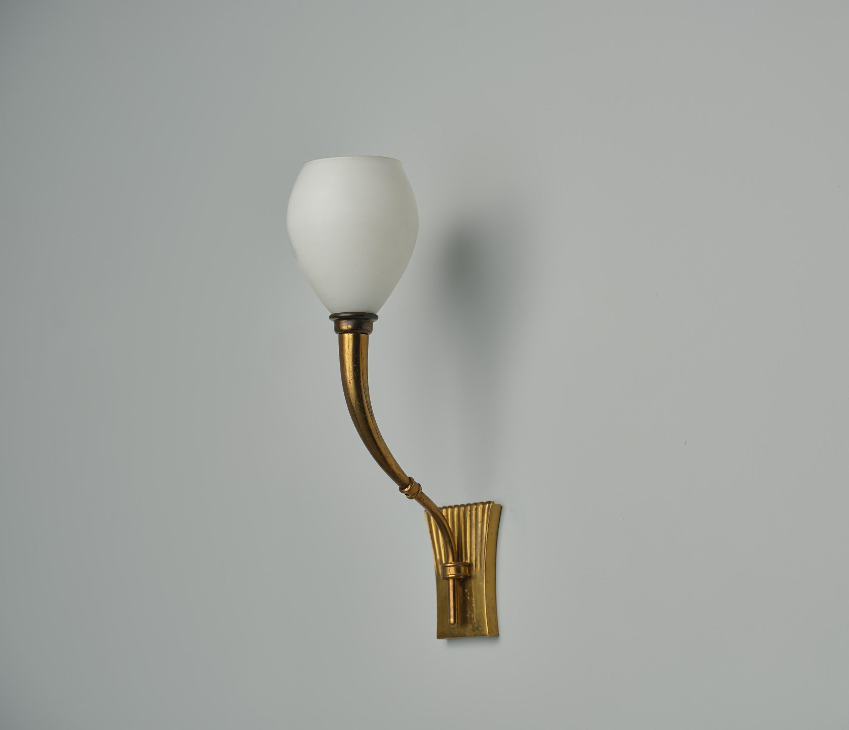 Italienischer Wandleuchter aus der Mitte des Jahrhunderts, Fontana Arte zugeschrieben, 1950er Jahre (Messing) im Angebot