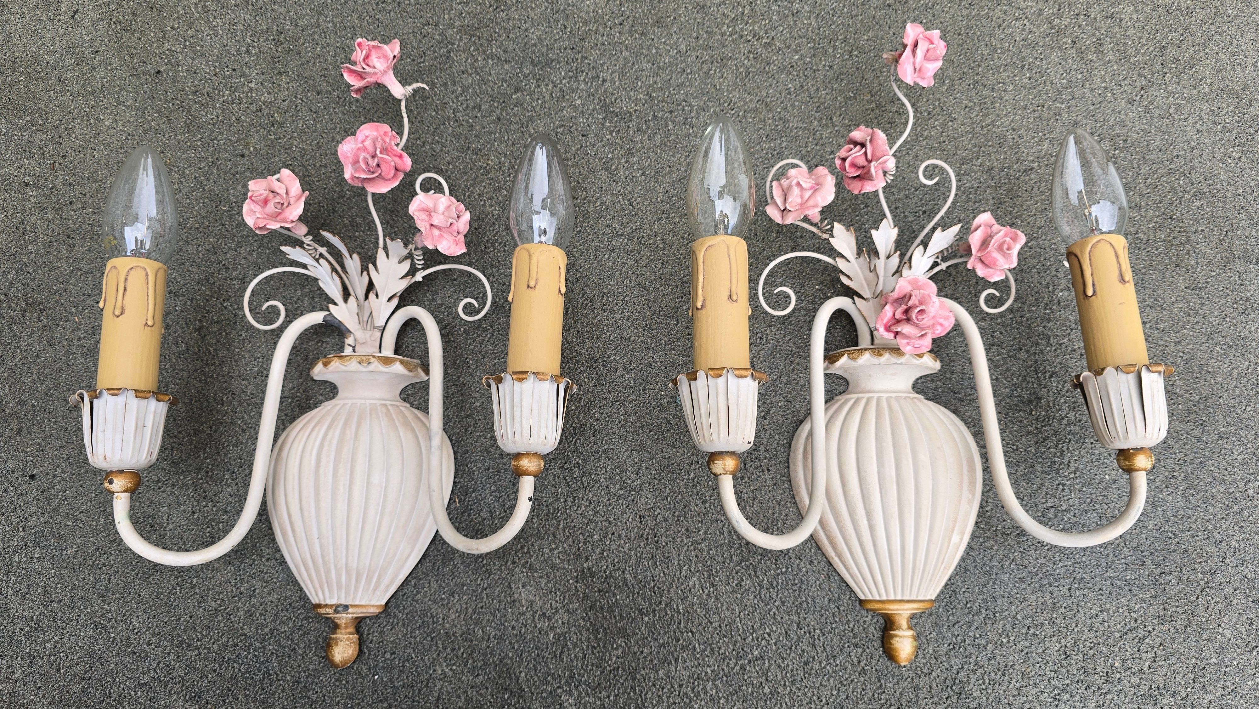 Pareja de apliques italianos de mediados de siglo con rosas de porcelana, 1955 Moderno de mediados de siglo en venta
