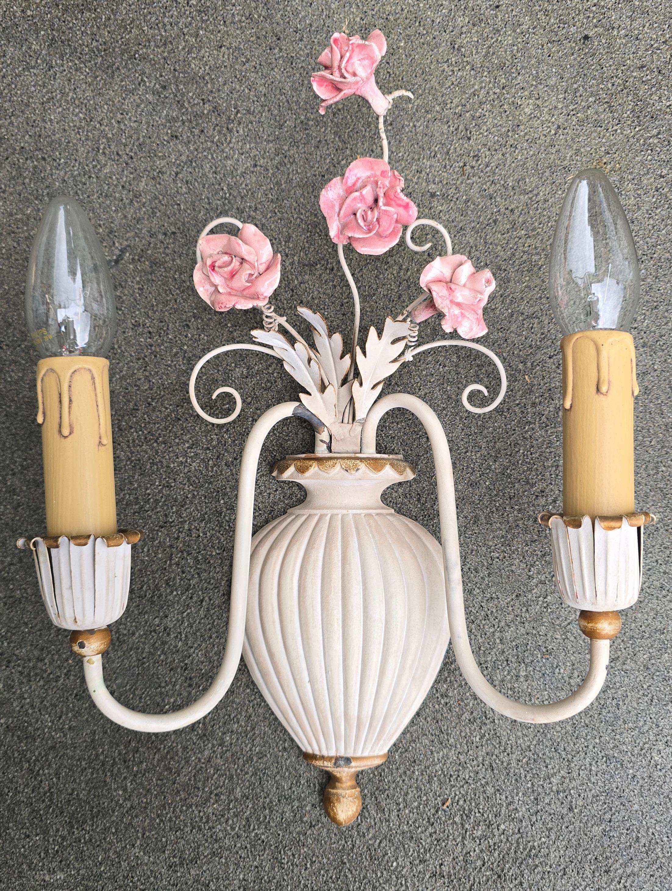 Pareja de apliques italianos de mediados de siglo con rosas de porcelana, 1955 Italiano en venta