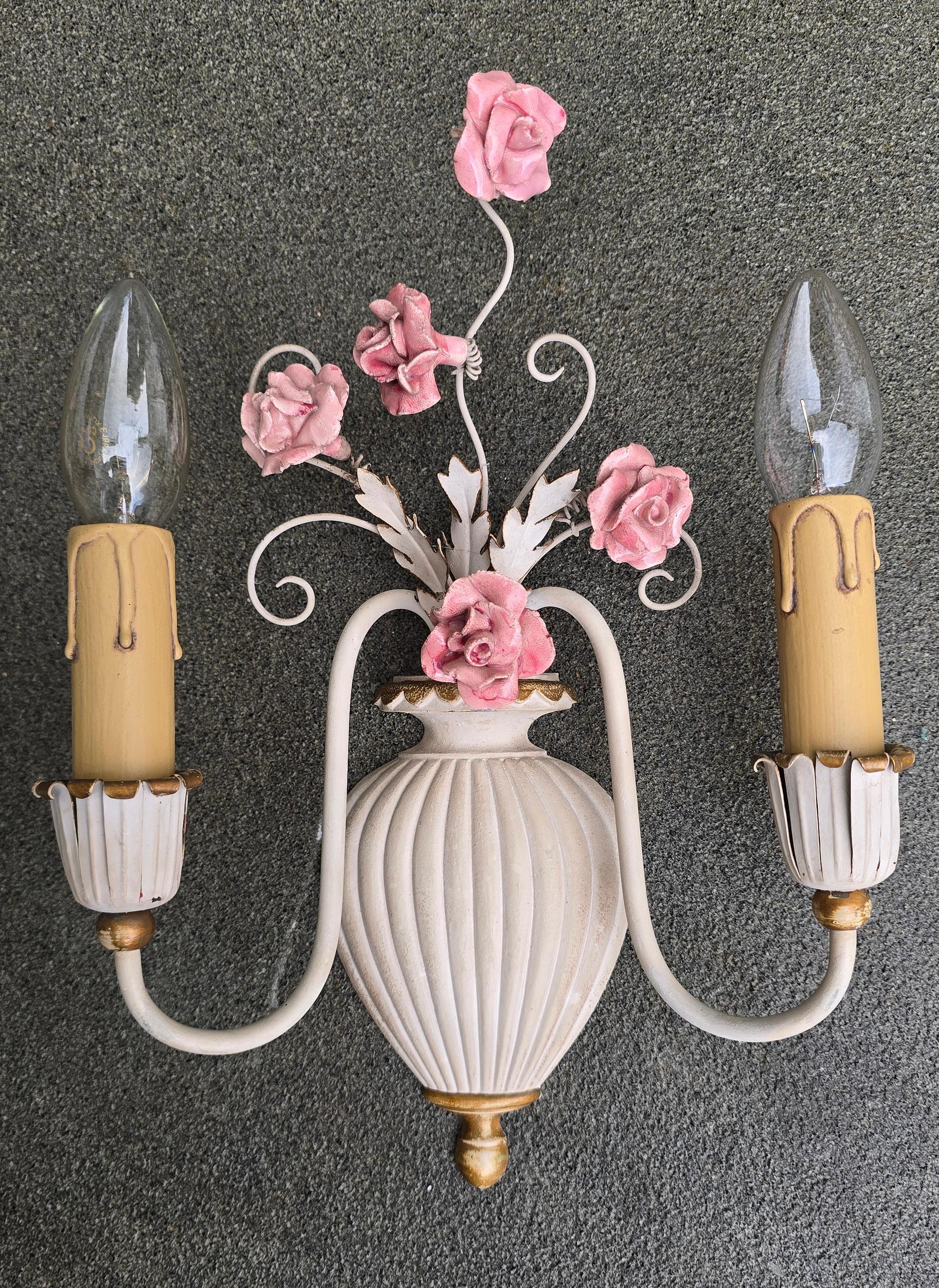 Pareja de apliques italianos de mediados de siglo con rosas de porcelana, 1955 en Bueno estado para la venta en Antwerp, BE