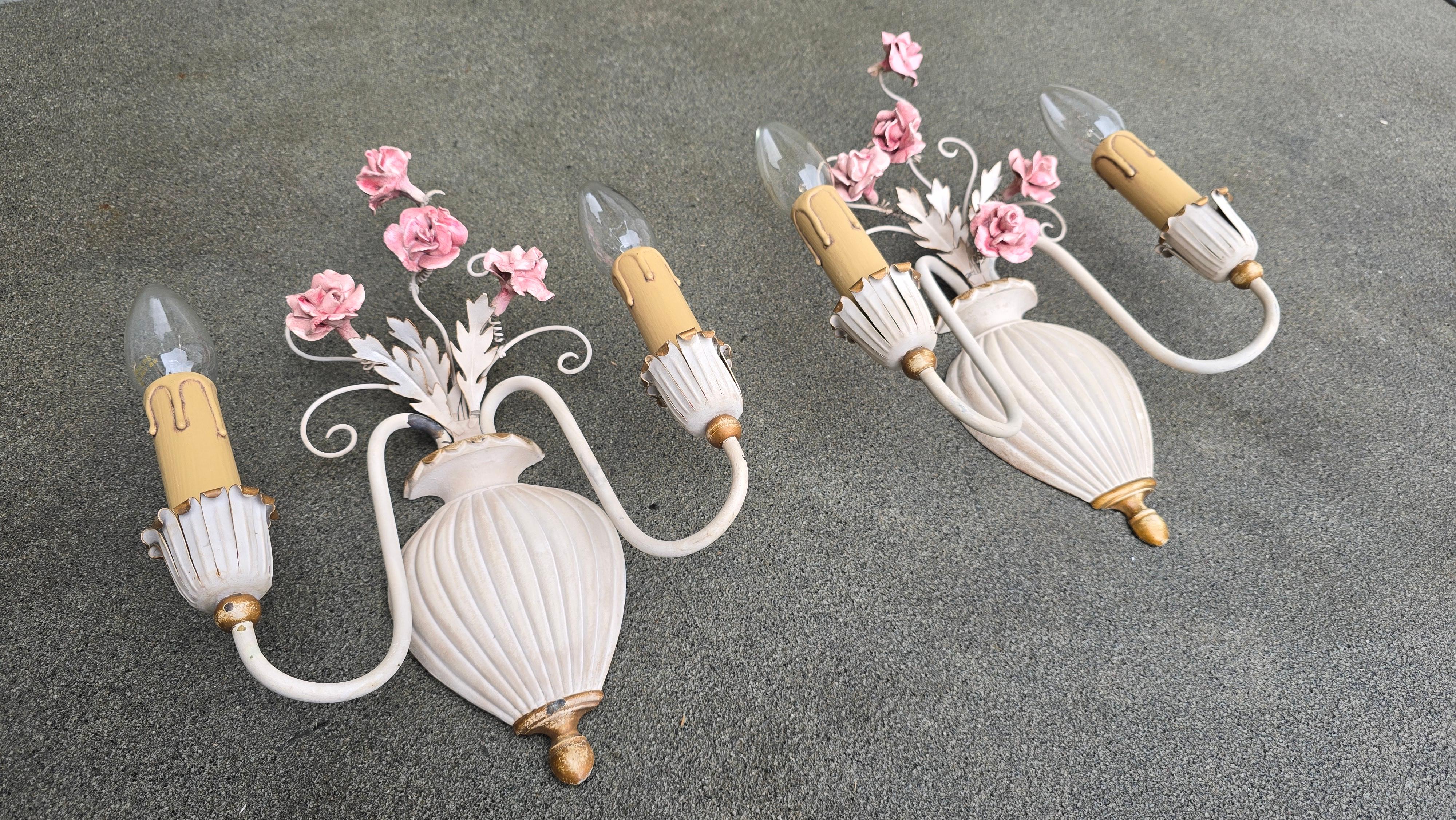 Pareja de apliques italianos de mediados de siglo con rosas de porcelana, 1955 siglo XX en venta