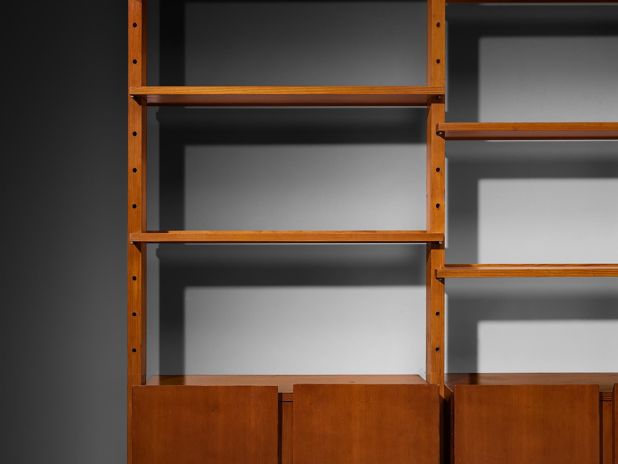 Italienischer Hängeschrank aus der Mitte des Jahrhunderts aus Kiefer und schwarz lackiertem Metall im Angebot 6