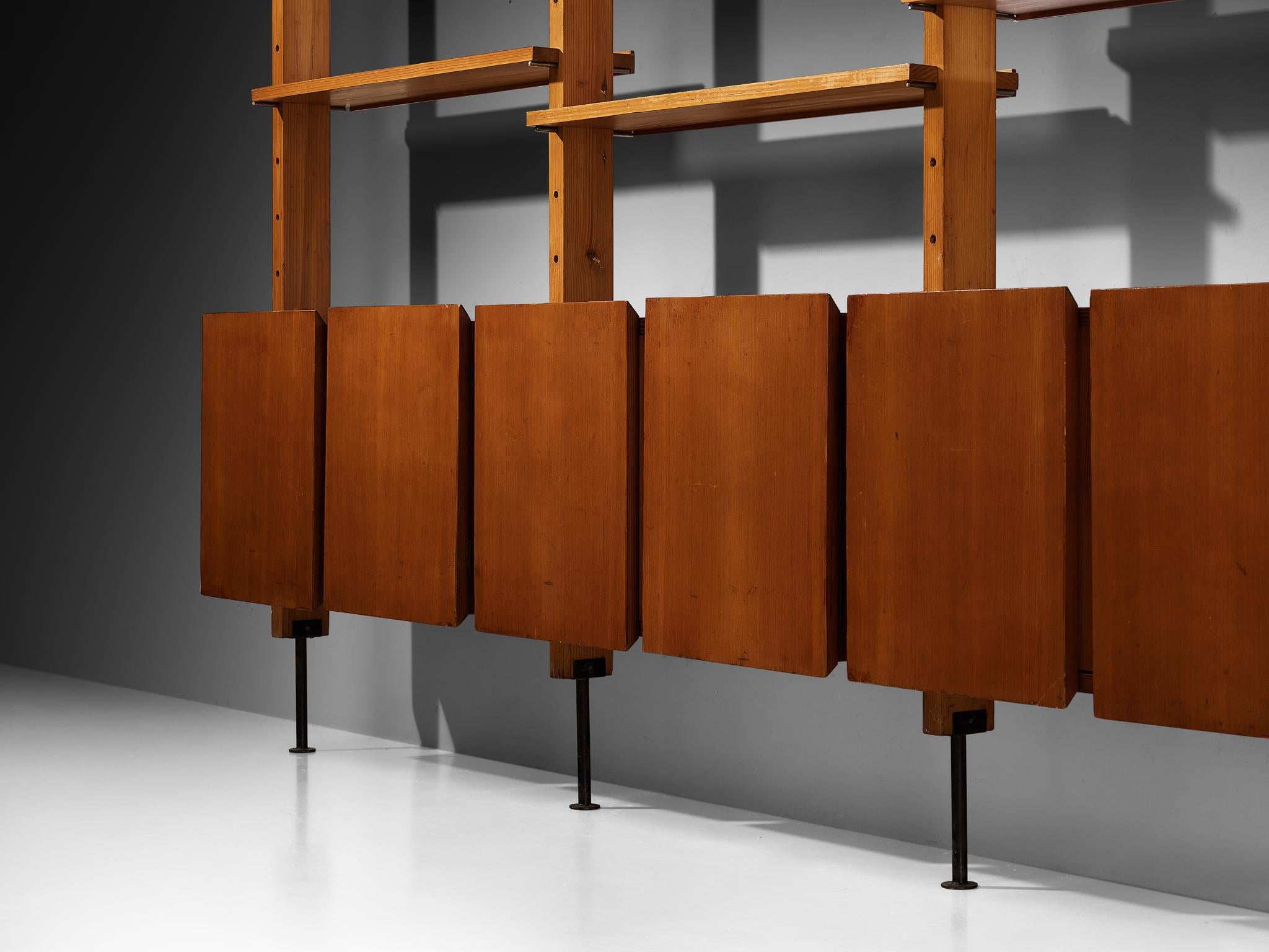 Italienischer Hängeschrank aus der Mitte des Jahrhunderts aus Kiefer und schwarz lackiertem Metall (Moderne der Mitte des Jahrhunderts) im Angebot