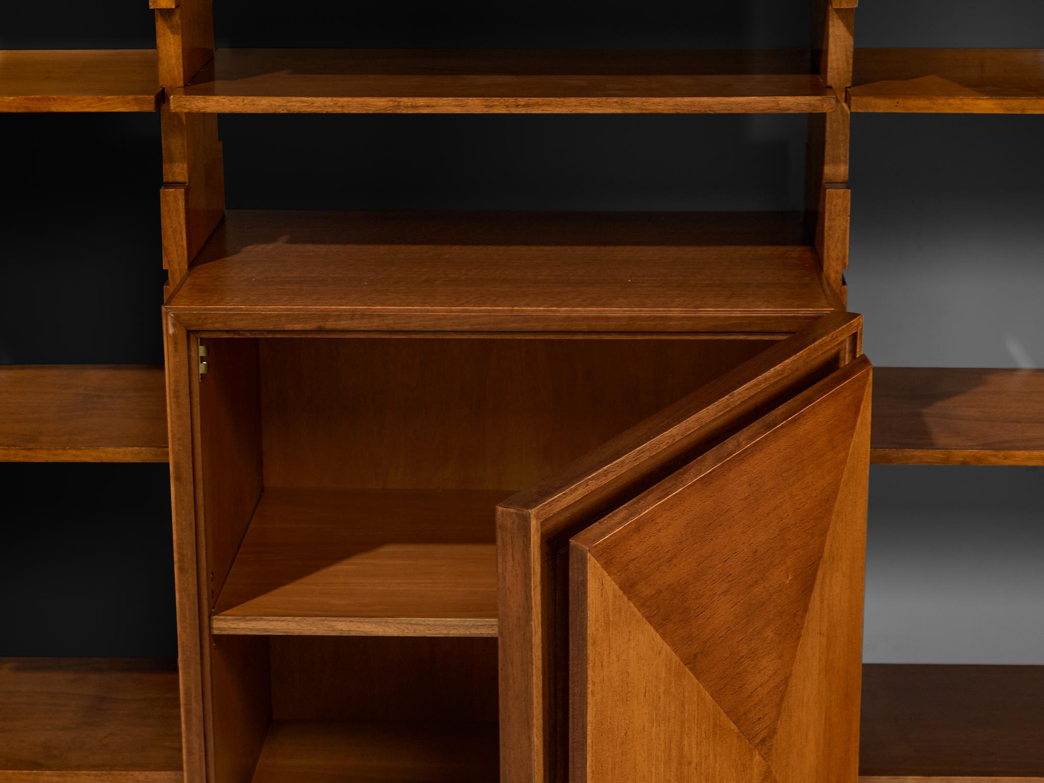 Italienischer Hängeschrank aus der Mitte des Jahrhunderts in Nussbaum mit blauen Akzenten im Angebot 4