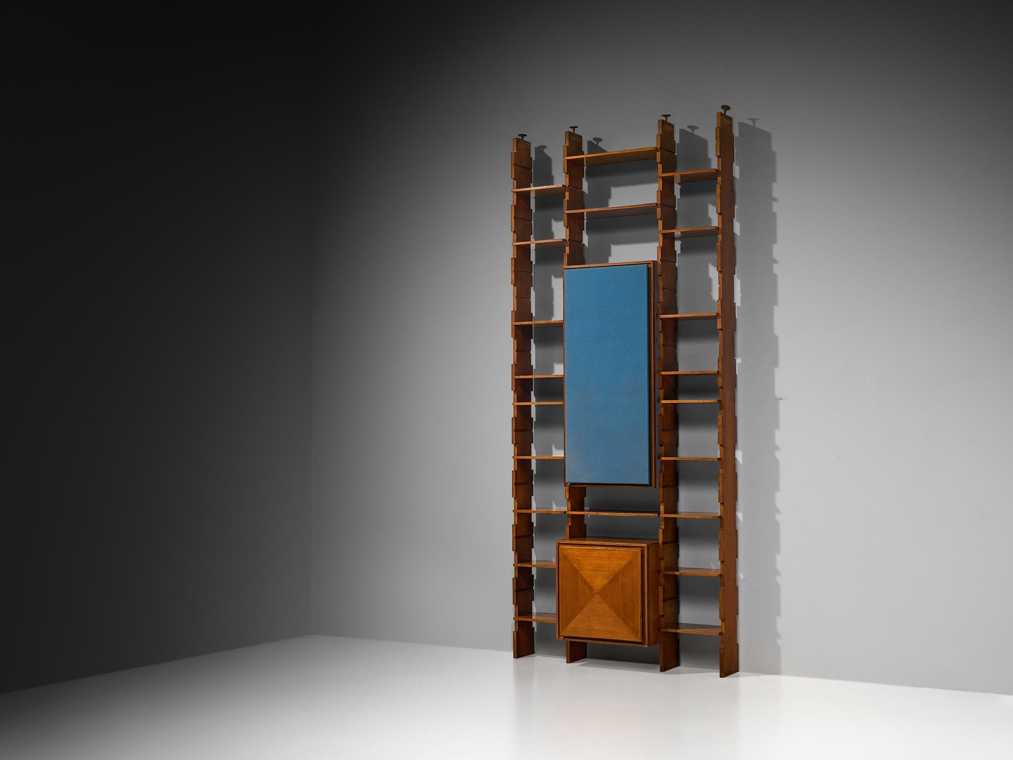 Italienischer Hängeschrank aus der Mitte des Jahrhunderts in Nussbaum mit blauen Akzenten im Angebot 5