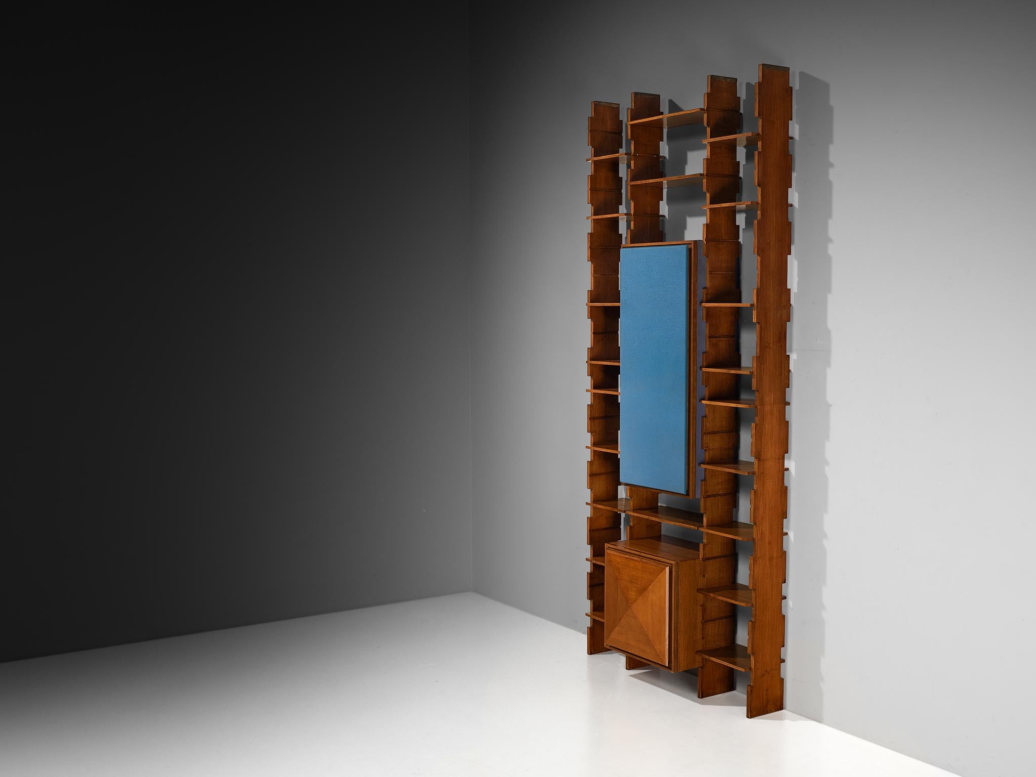 Italienischer Hängeschrank aus der Mitte des Jahrhunderts in Nussbaum mit blauen Akzenten im Zustand „Gut“ im Angebot in Waalwijk, NL