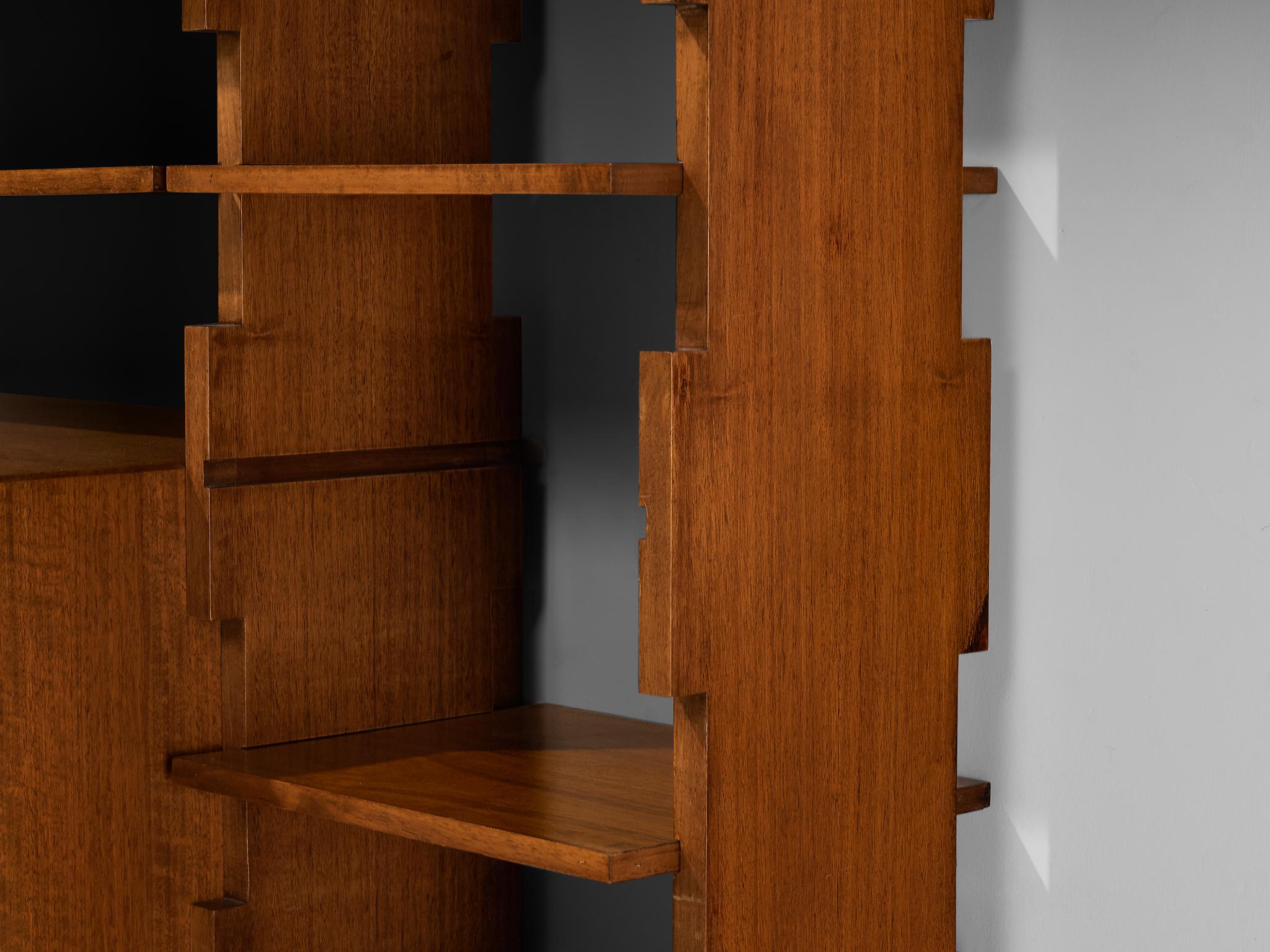 Italienischer Hängeschrank aus der Mitte des Jahrhunderts in Nussbaum mit blauen Akzenten (Stoff) im Angebot