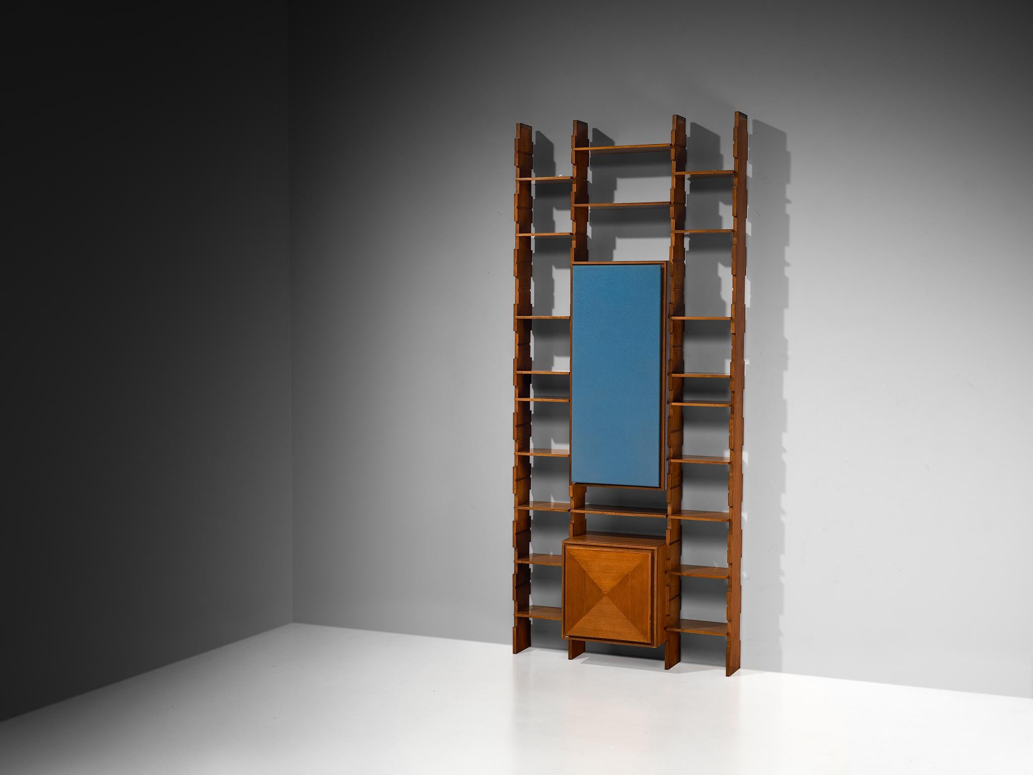 Italienischer Hängeschrank aus der Mitte des Jahrhunderts in Nussbaum mit blauen Akzenten im Angebot 1