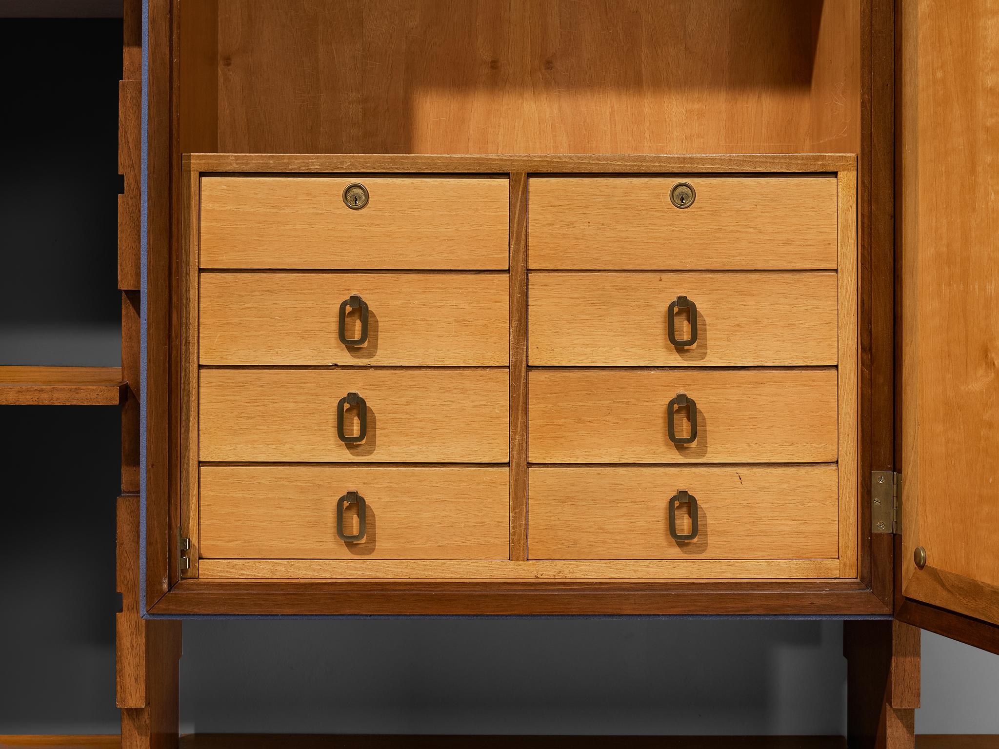 Italienischer Hängeschrank aus der Mitte des Jahrhunderts in Nussbaum mit blauen Akzenten im Angebot 2