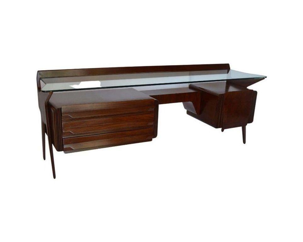 Eleganza e raffinatezza, questa consolle di vanità italiana del Mid-Century è stata disegnata da Carlo De Carli e presenta un lussuoso mix di noce e palissandro con un elegante piano in vetro nero. La console esemplifica l'equilibrio caratteristico