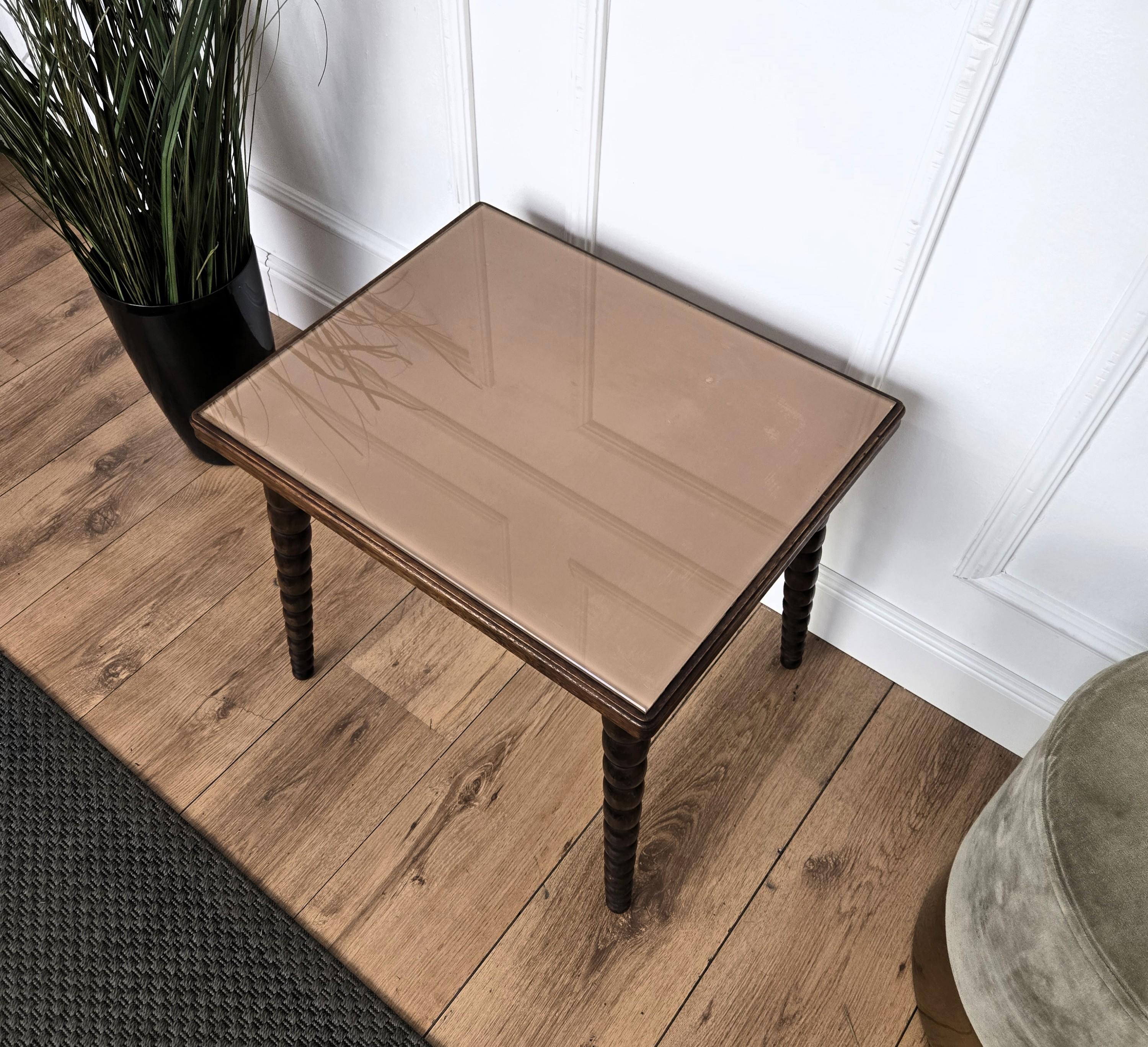 Table basse d'appoint du milieu du siècle en noyer italien avec pieds tournés en fuseau et plateau en verre en vente 4