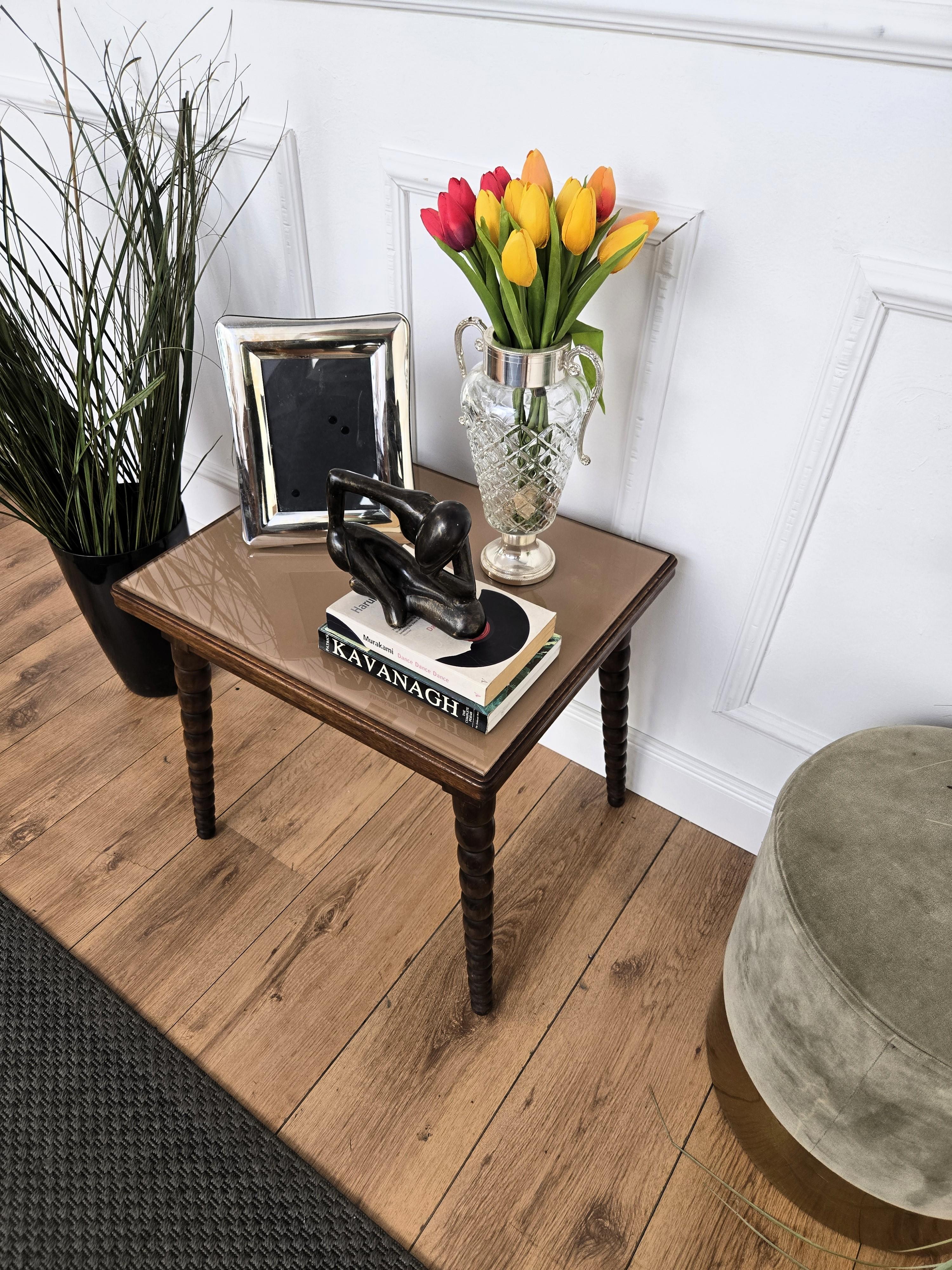 Mid-Century Modern Table basse d'appoint du milieu du siècle en noyer italien avec pieds tournés en fuseau et plateau en verre en vente