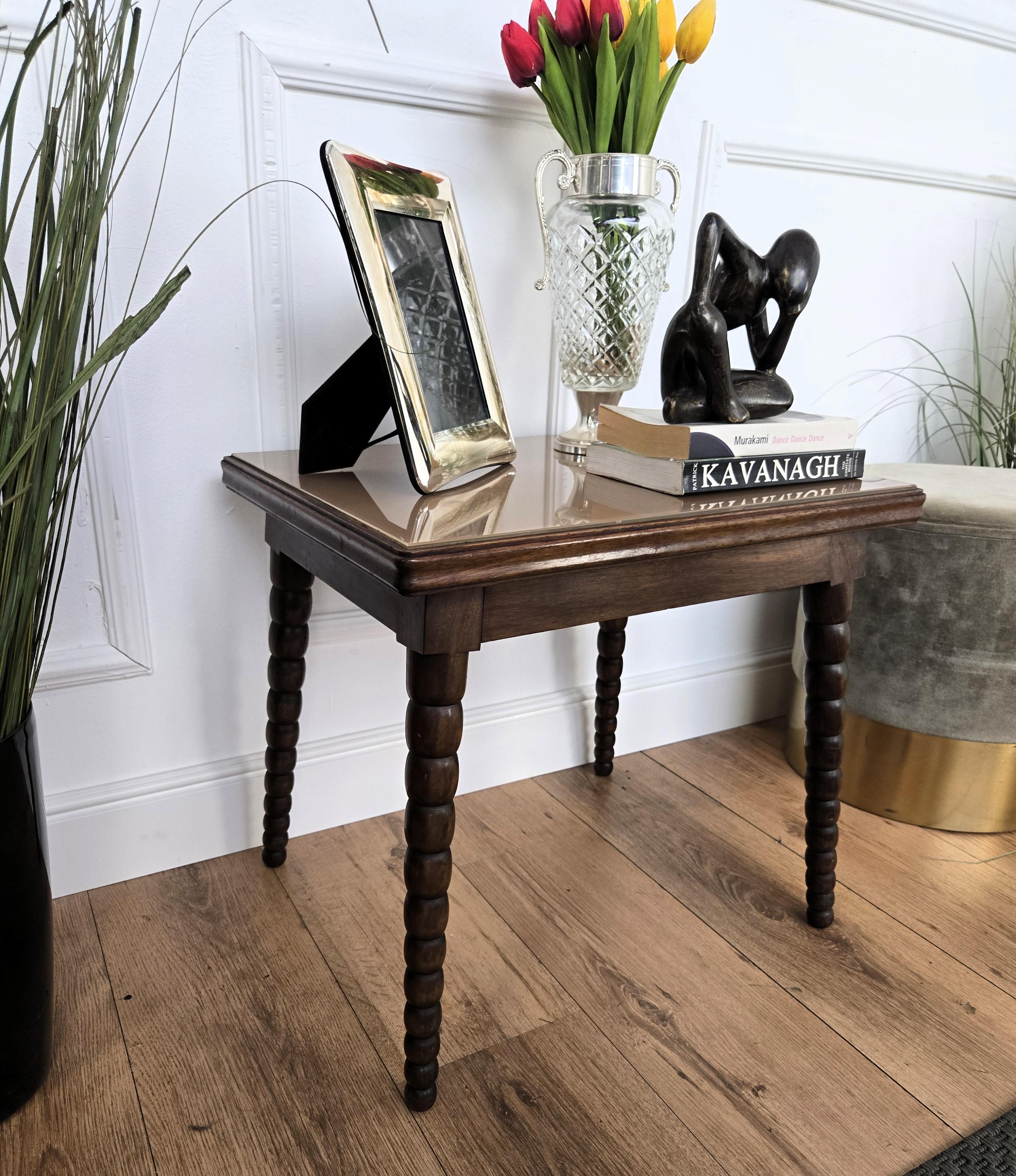 Table basse d'appoint du milieu du siècle en noyer italien avec pieds tournés en fuseau et plateau en verre Bon état - En vente à Carimate, Como