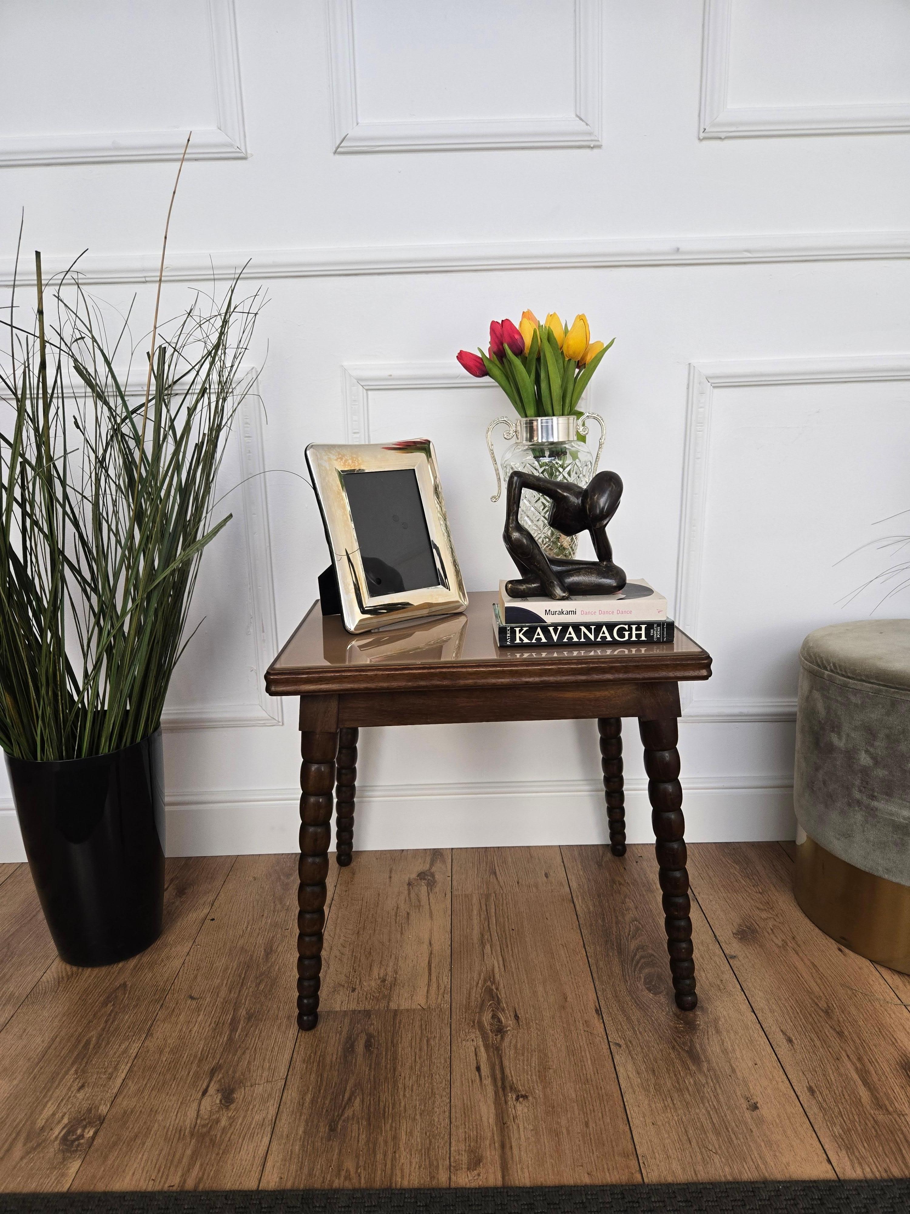 20ième siècle Table basse d'appoint du milieu du siècle en noyer italien avec pieds tournés en fuseau et plateau en verre en vente