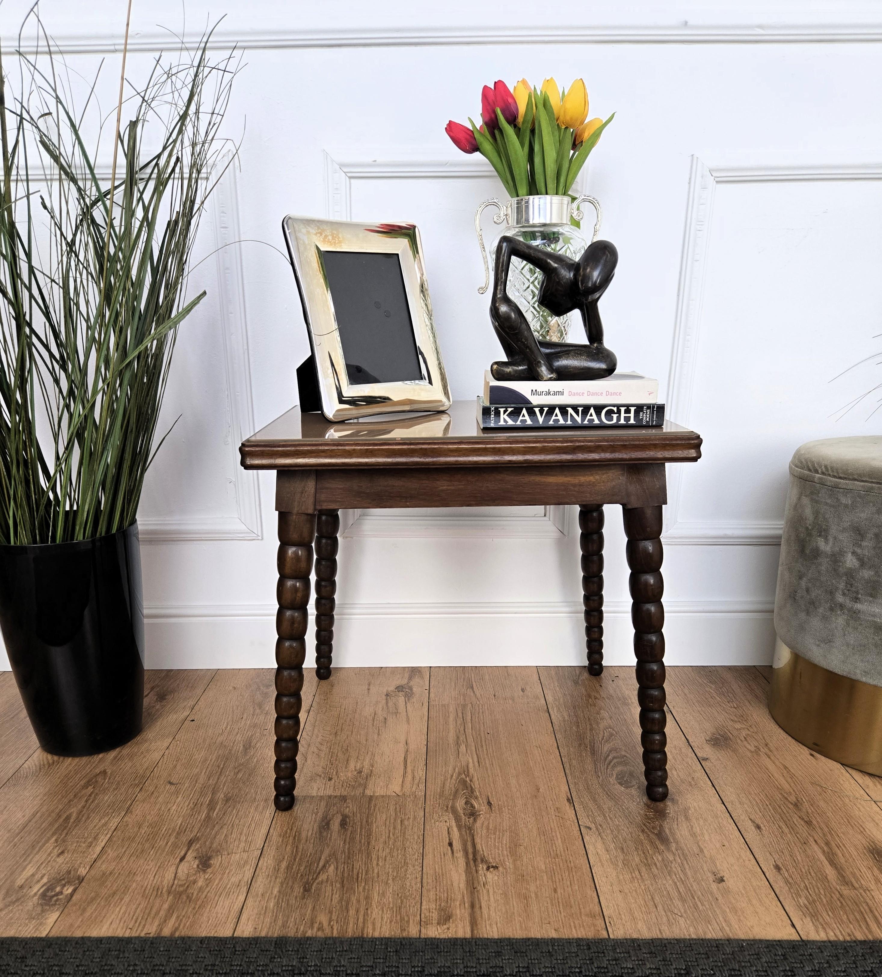Bois Table basse d'appoint du milieu du siècle en noyer italien avec pieds tournés en fuseau et plateau en verre en vente