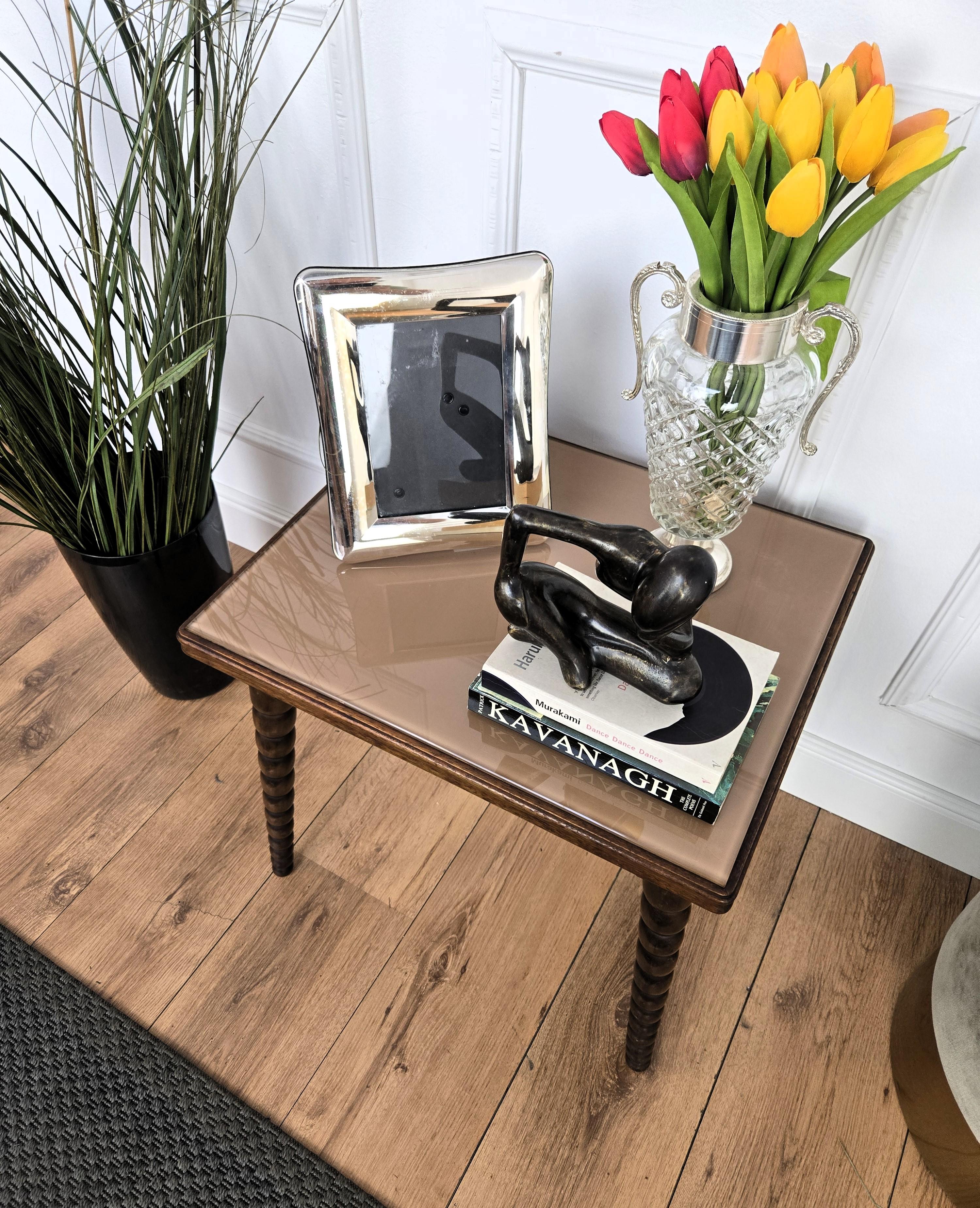 Table basse d'appoint du milieu du siècle en noyer italien avec pieds tournés en fuseau et plateau en verre en vente 1