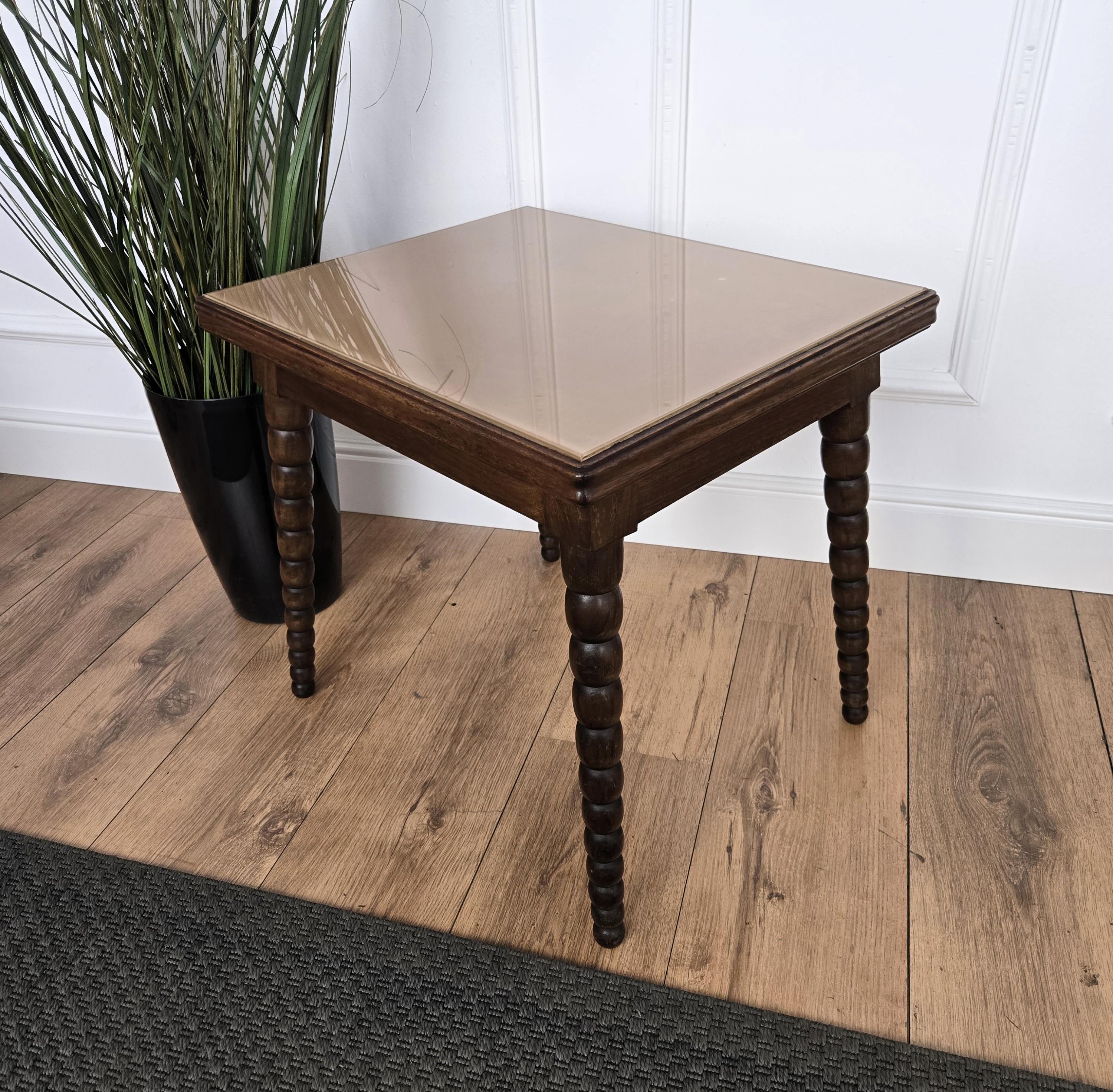Table basse d'appoint du milieu du siècle en noyer italien avec pieds tournés en fuseau et plateau en verre en vente 2